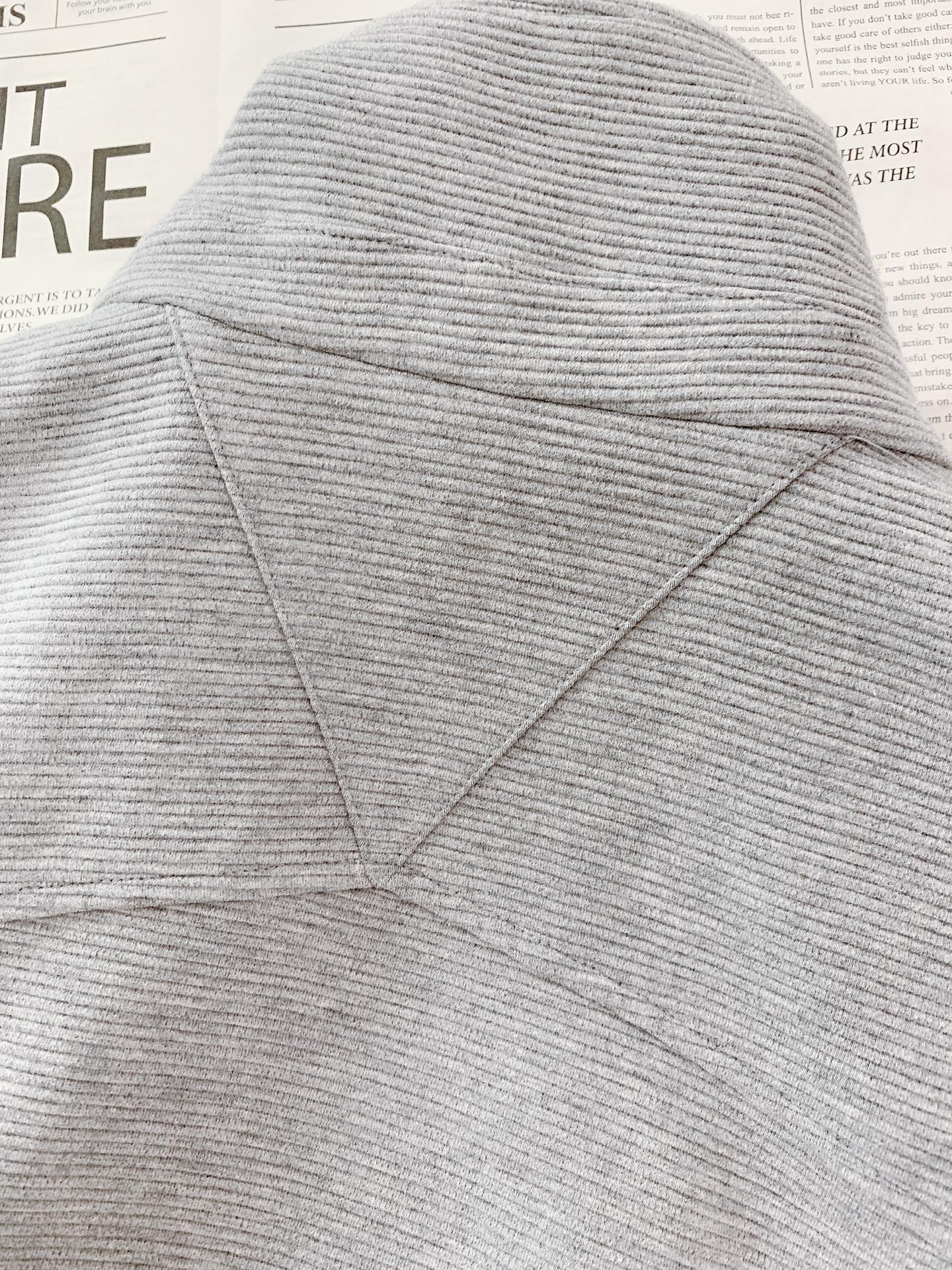 
Bottega Veneta 葆蝶家 2025FW秋冬新品 
休闲夹棉夹克外套。甄选优质班福棉材质，多