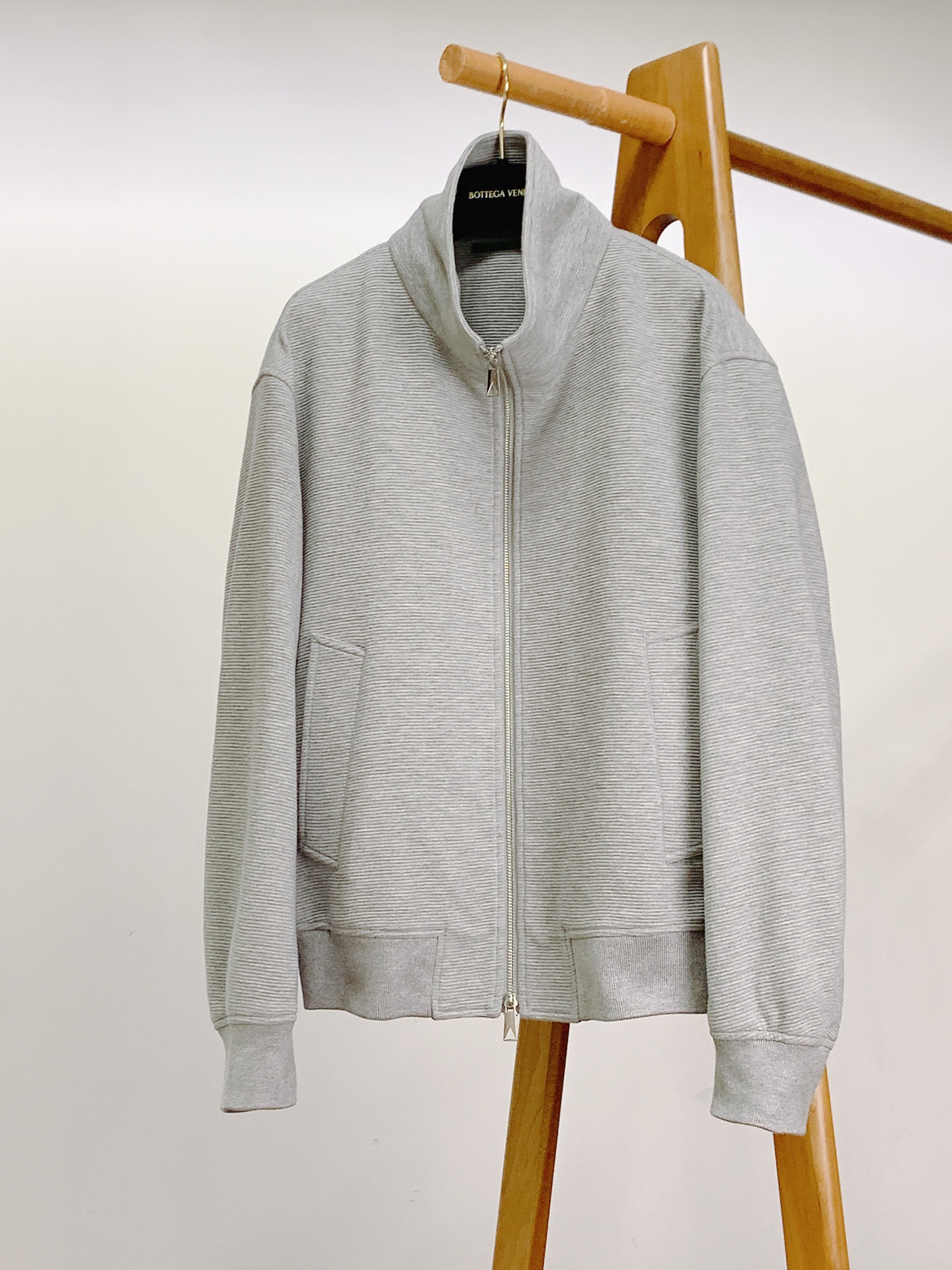 
Bottega Veneta 葆蝶家 2025FW秋冬新品 
休闲夹棉夹克外套。甄选优质班福棉材质，多