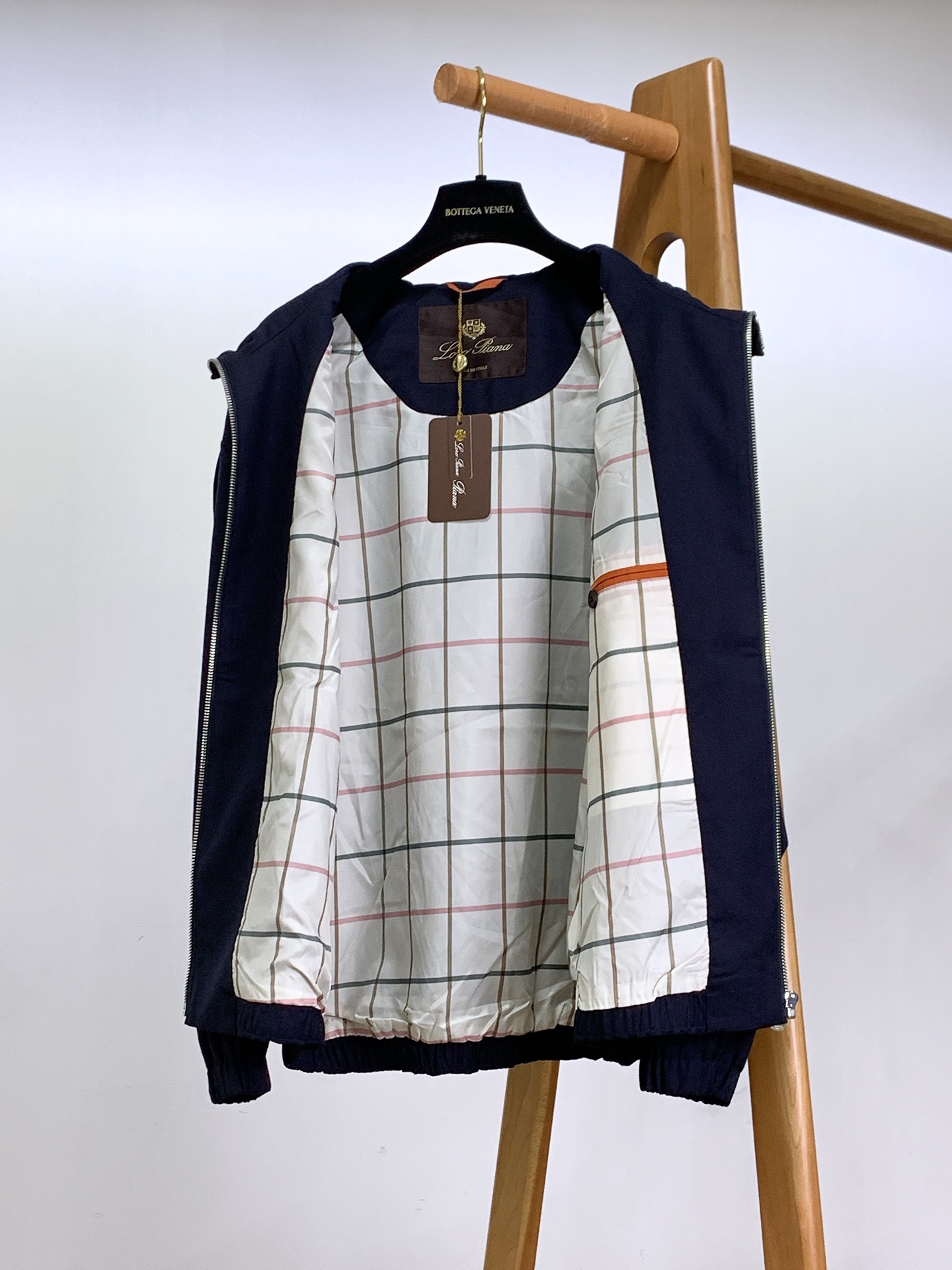 
LoroPiana L.P FW早秋新品
休闲连帽夹克外套，细节里的高阶质感
精选 82% 棉 + 1