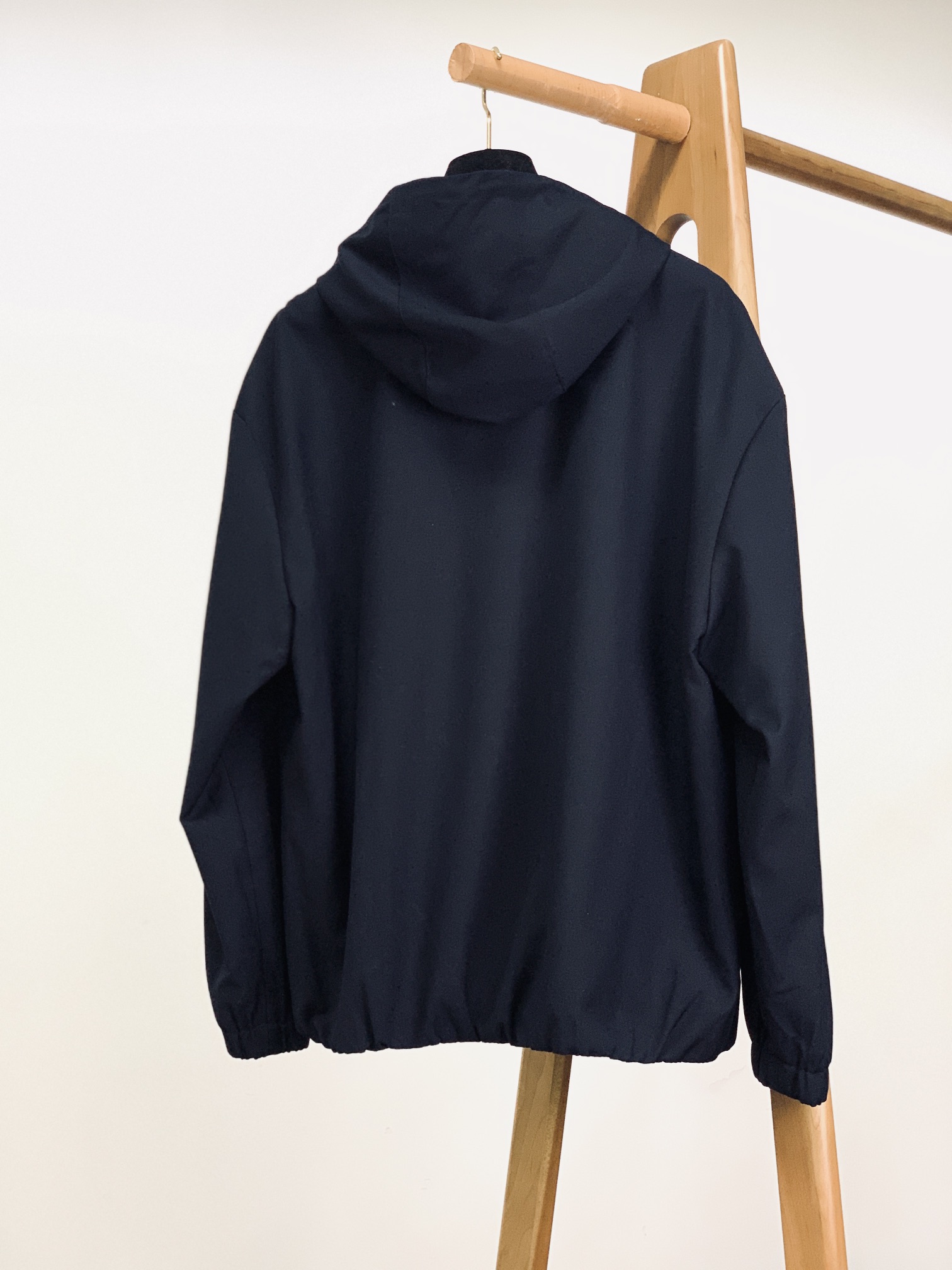 
LoroPiana L.P FW早秋新品
休闲连帽夹克外套，细节里的高阶质感
精选 82% 棉 + 1