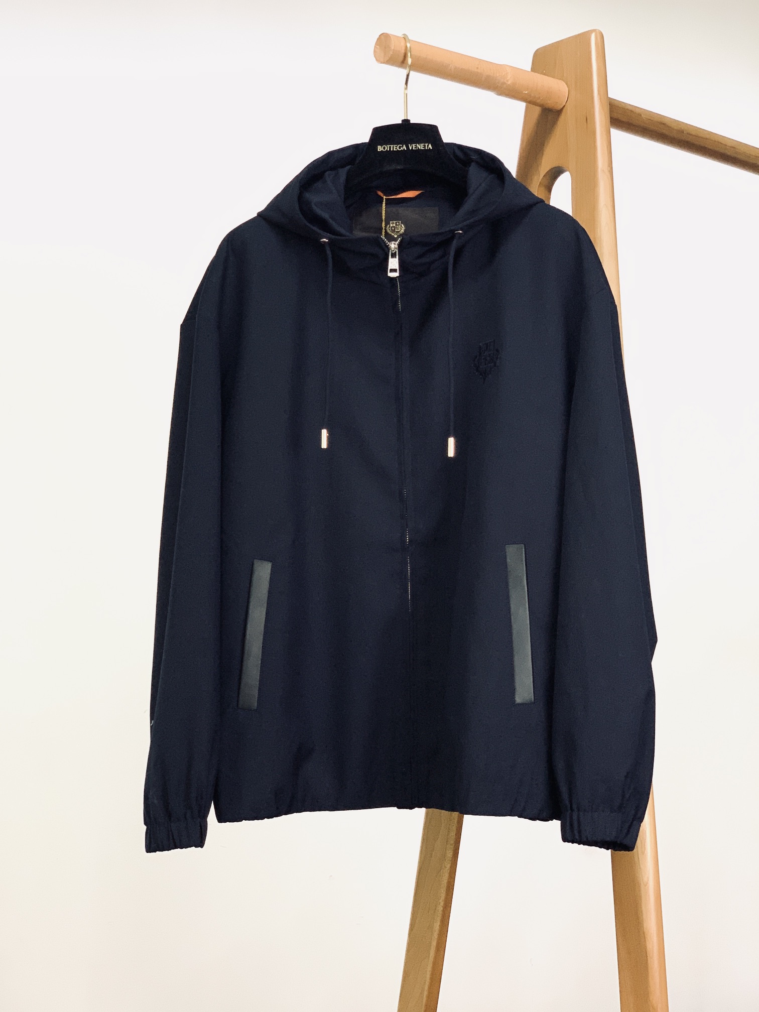 
LoroPiana L.P FW早秋新品
休闲连帽夹克外套，细节里的高阶质感
精选 82% 棉 + 1