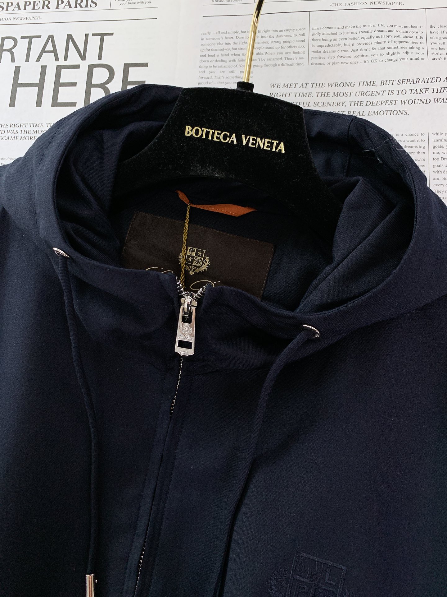 
LoroPiana L.P FW早秋新品
休闲连帽夹克外套，细节里的高阶质感
精选 82% 棉 + 1