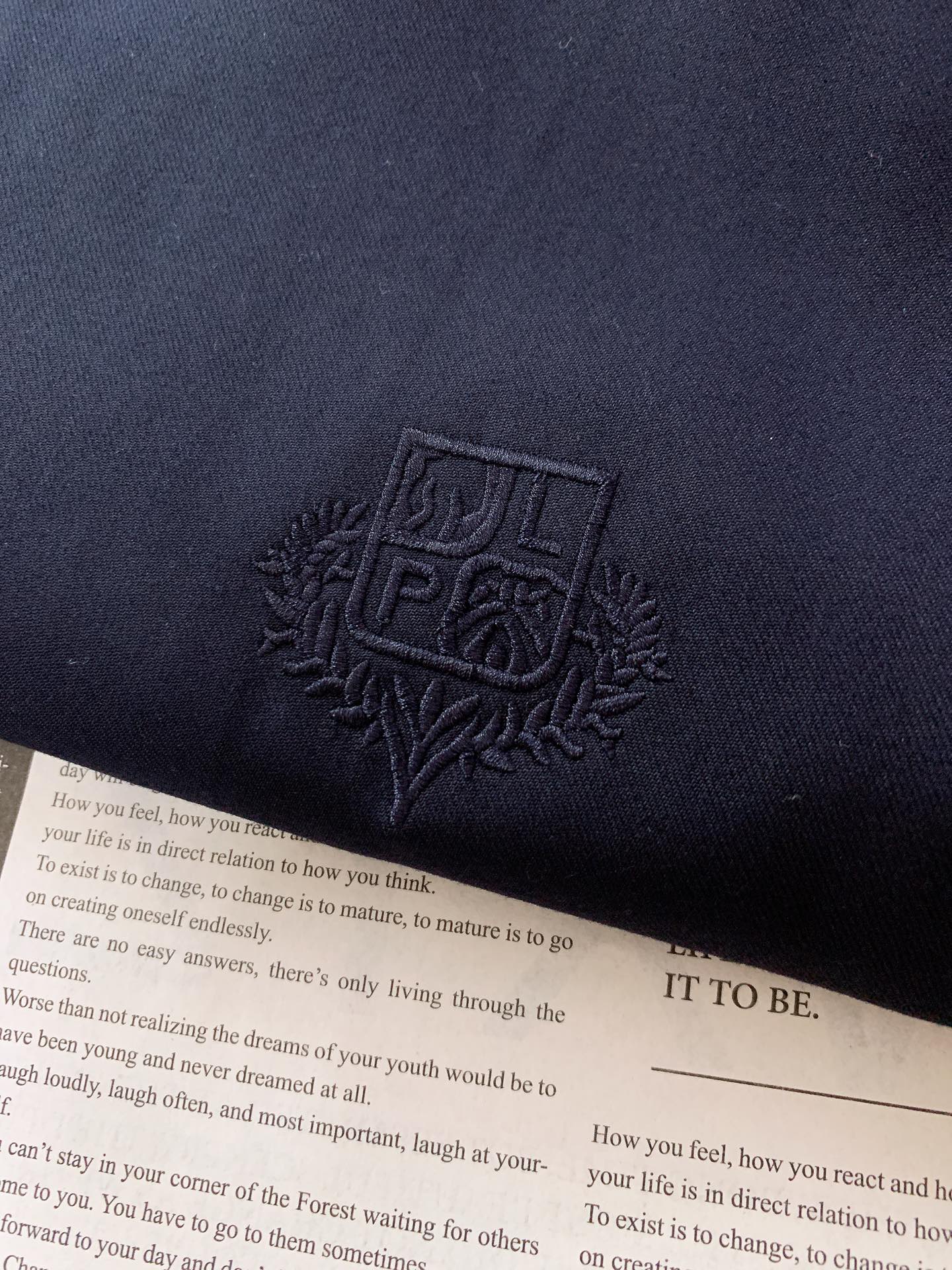 
LoroPiana L.P FW早秋新品
休闲连帽夹克外套，细节里的高阶质感
精选 82% 棉 + 1