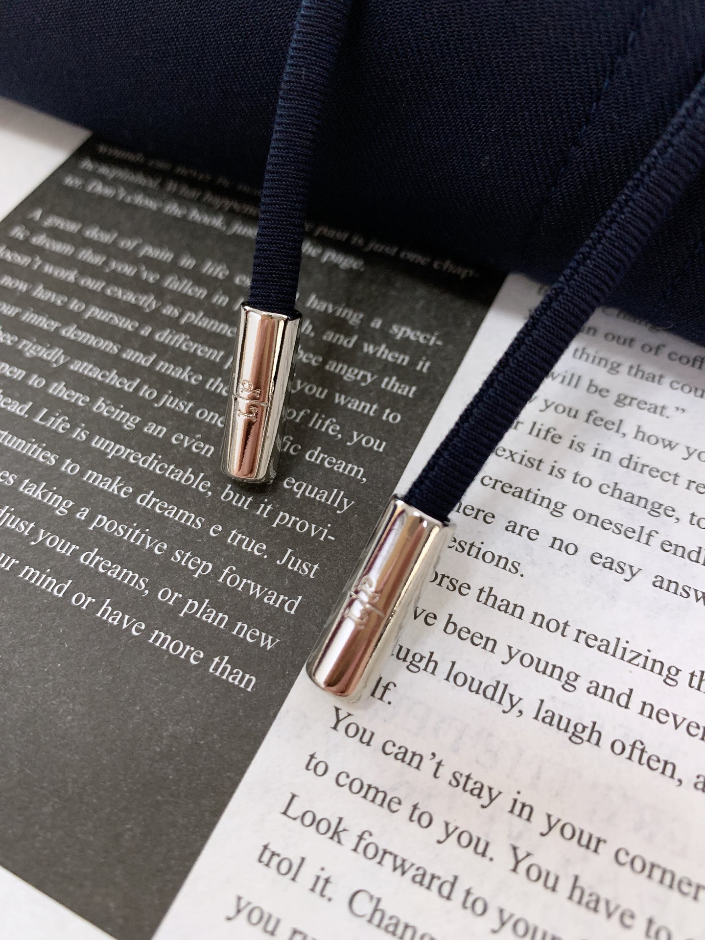 
LoroPiana L.P FW早秋新品
休闲连帽夹克外套，细节里的高阶质感
精选 82% 棉 + 1