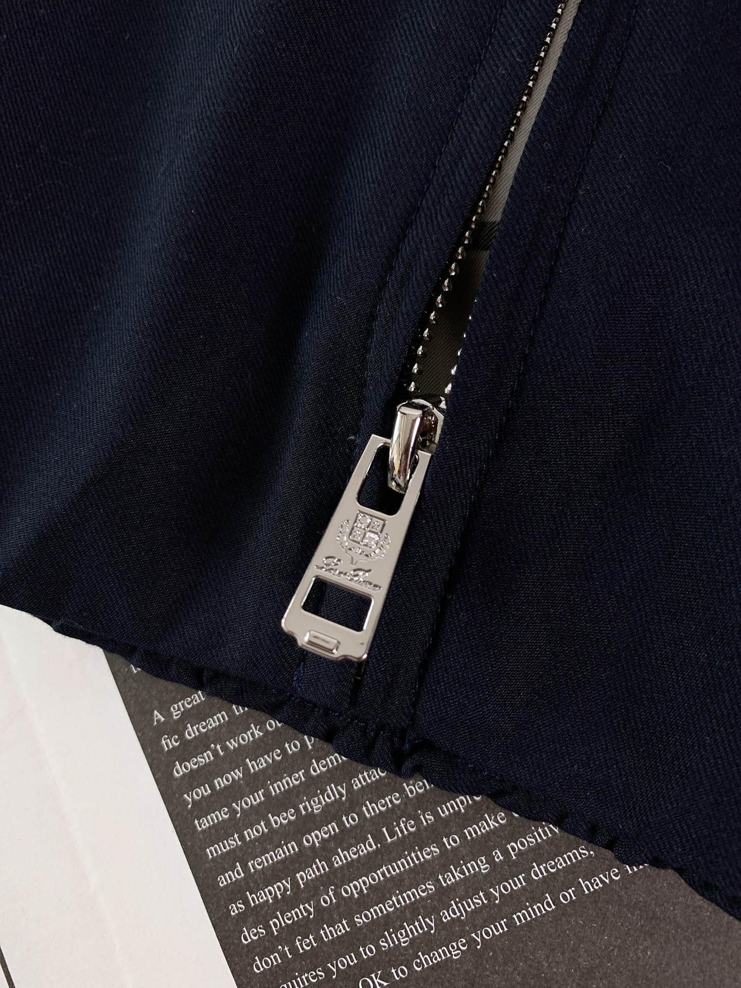 
LoroPiana L.P FW早秋新品
休闲连帽夹克外套，细节里的高阶质感
精选 82% 棉 + 1