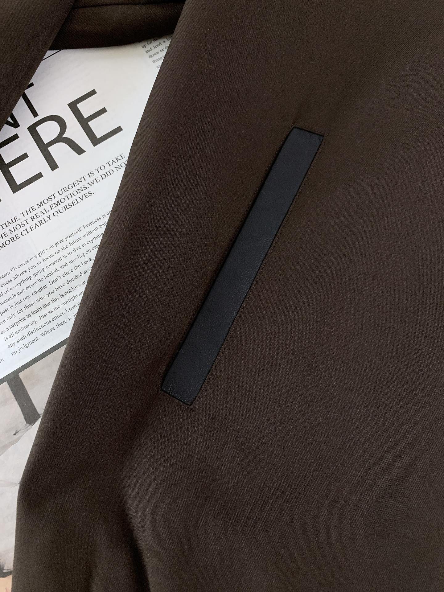 
LoroPiana L.P FW早秋新品
休闲连帽夹克外套，细节里的高阶质感
精选 82% 棉 + 1