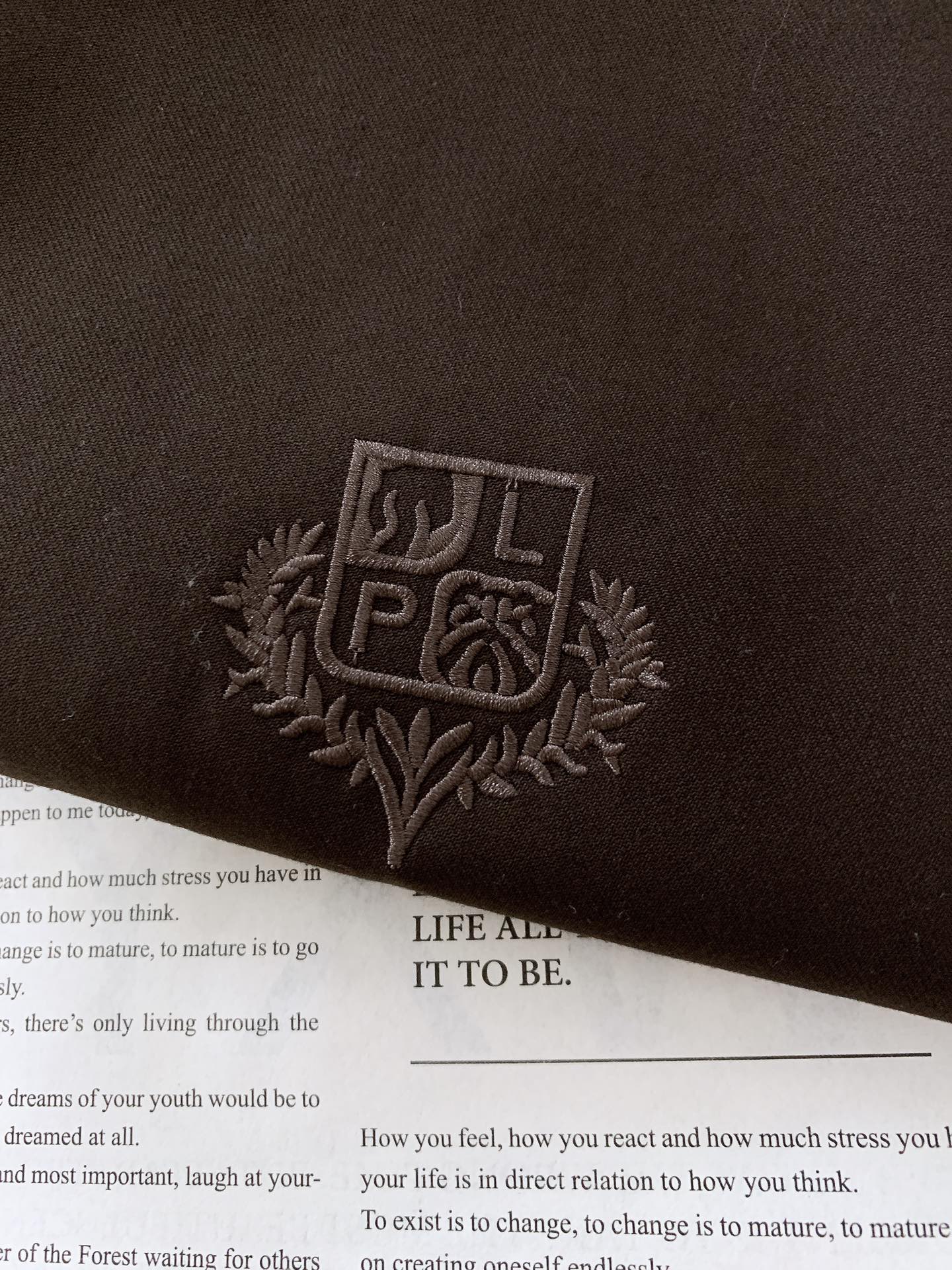 
LoroPiana L.P FW早秋新品
休闲连帽夹克外套，细节里的高阶质感
精选 82% 棉 + 1