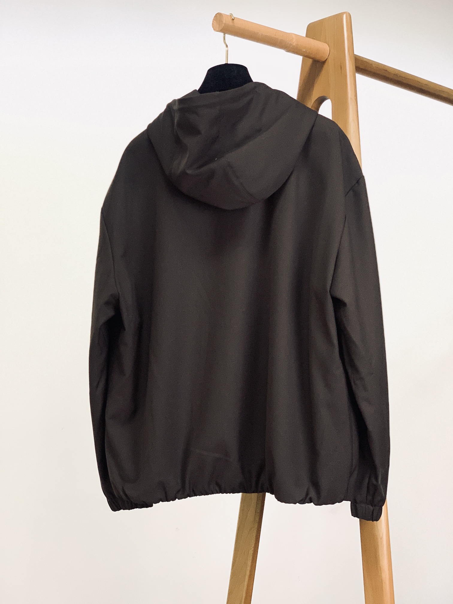 
LoroPiana L.P FW早秋新品
休闲连帽夹克外套，细节里的高阶质感
精选 82% 棉 + 1