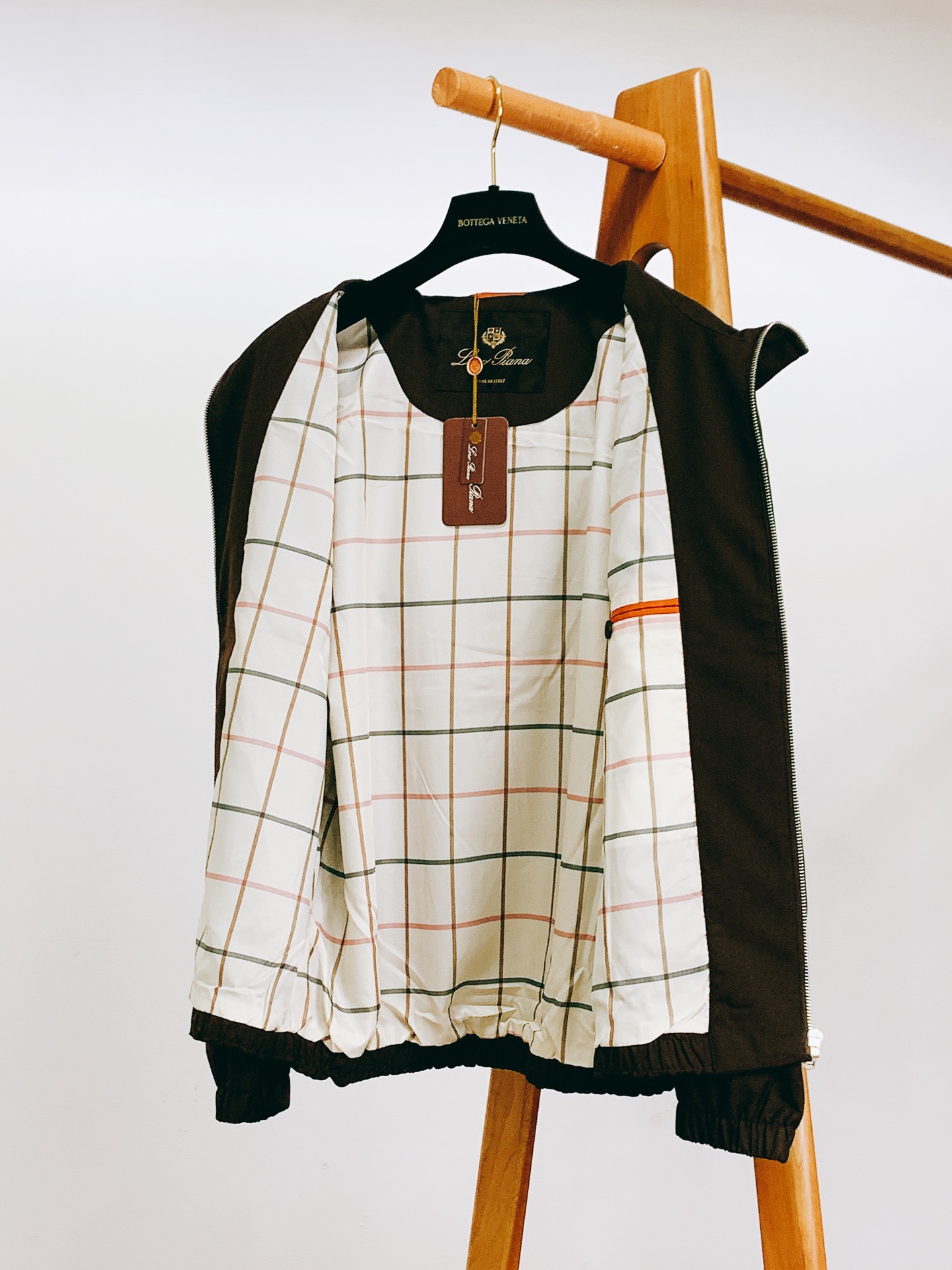 
LoroPiana L.P FW早秋新品
休闲连帽夹克外套，细节里的高阶质感
精选 82% 棉 + 1