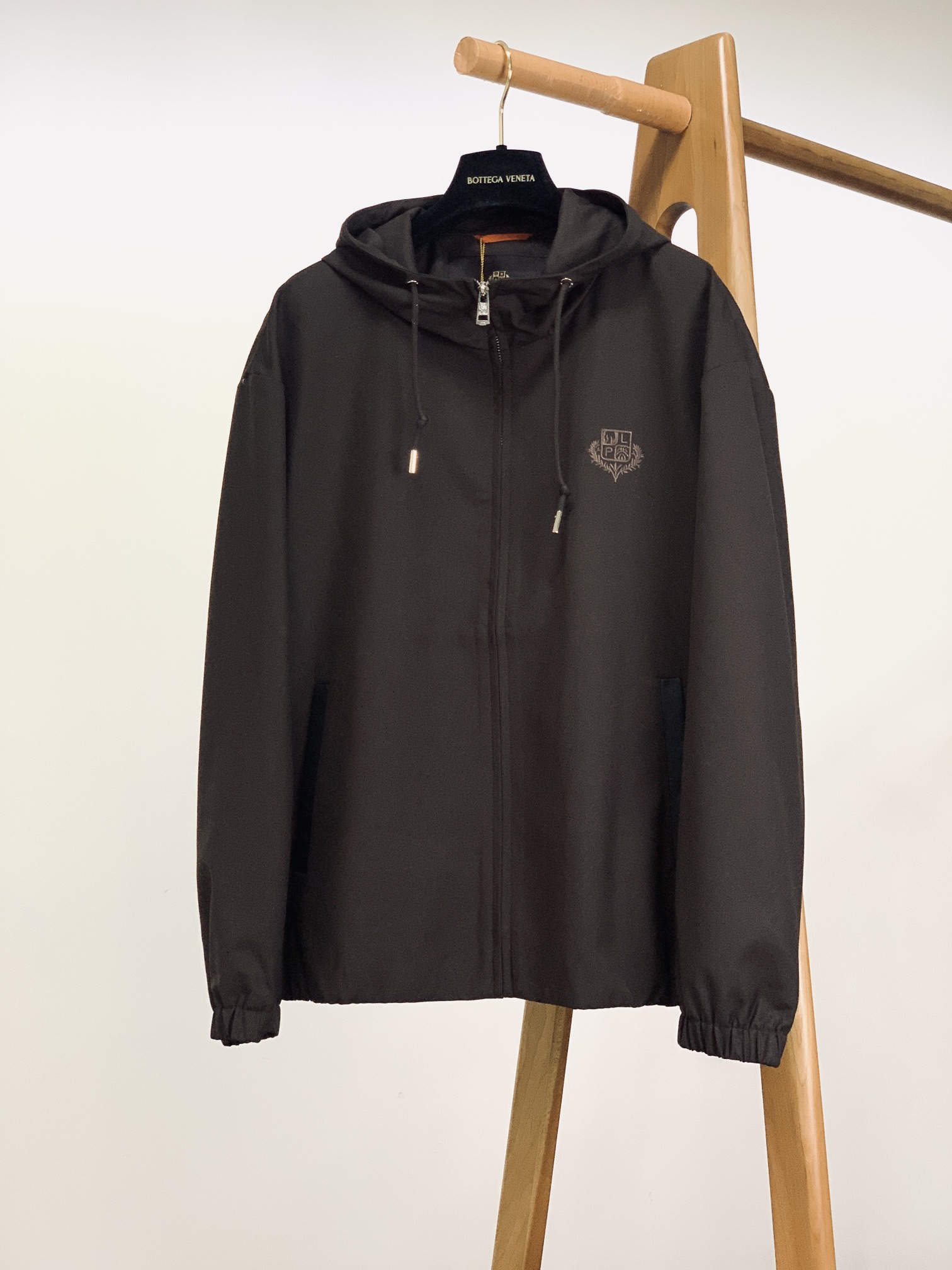 
LoroPiana L.P FW早秋新品
休闲连帽夹克外套，细节里的高阶质感
精选 82% 棉 + 1