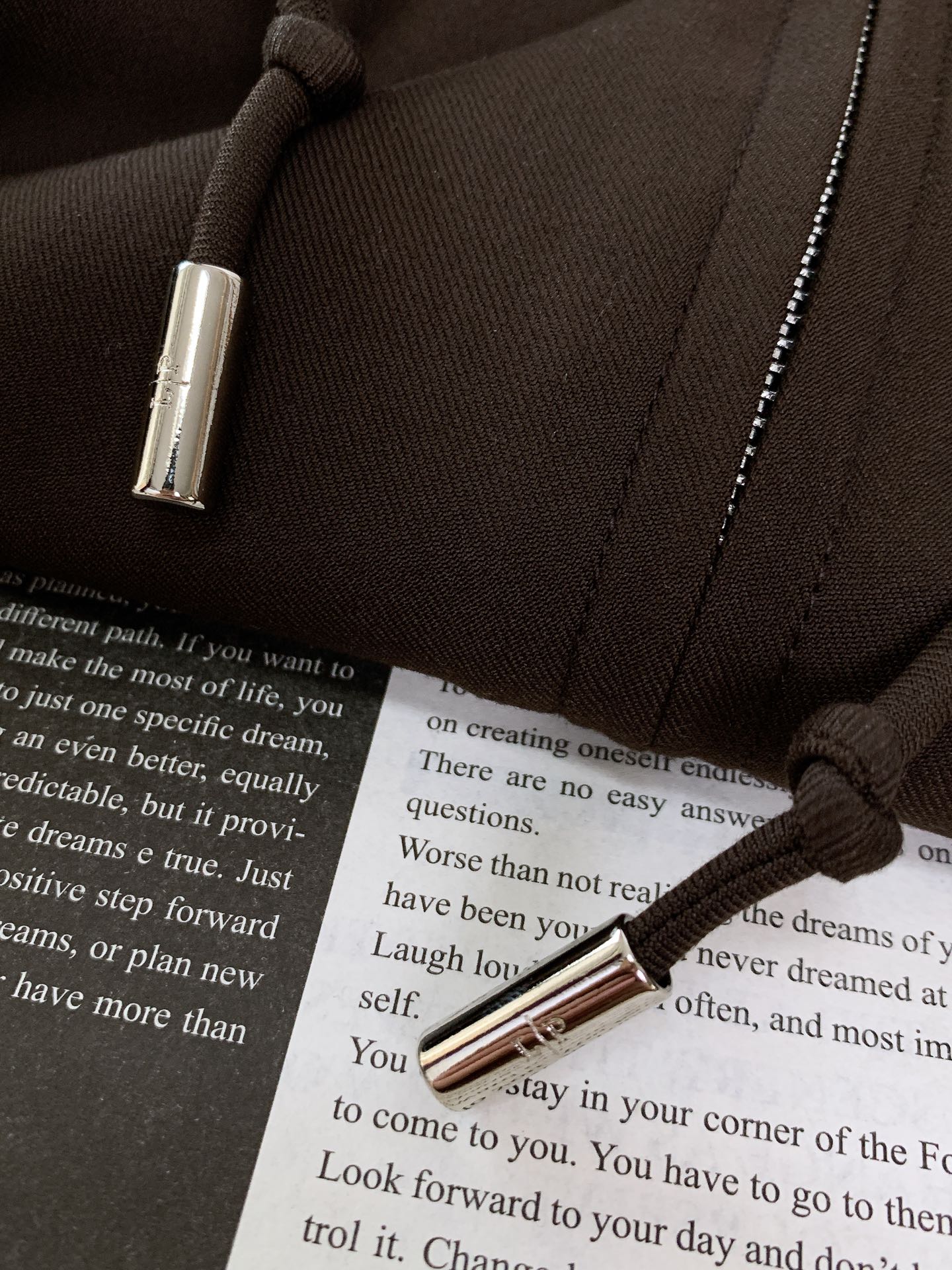 
LoroPiana L.P FW早秋新品
休闲连帽夹克外套，细节里的高阶质感
精选 82% 棉 + 1