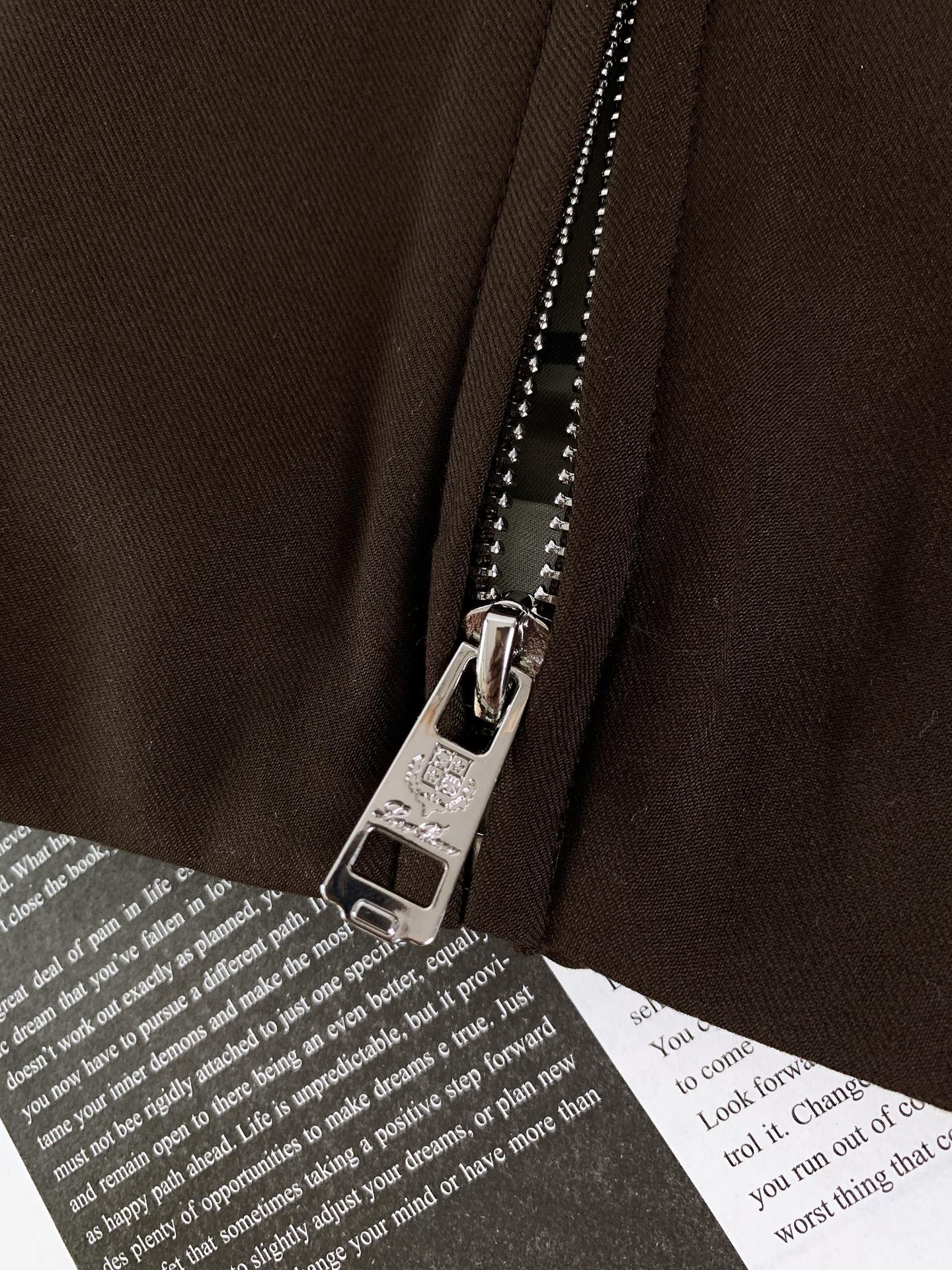 
LoroPiana L.P FW早秋新品
休闲连帽夹克外套，细节里的高阶质感
精选 82% 棉 + 1