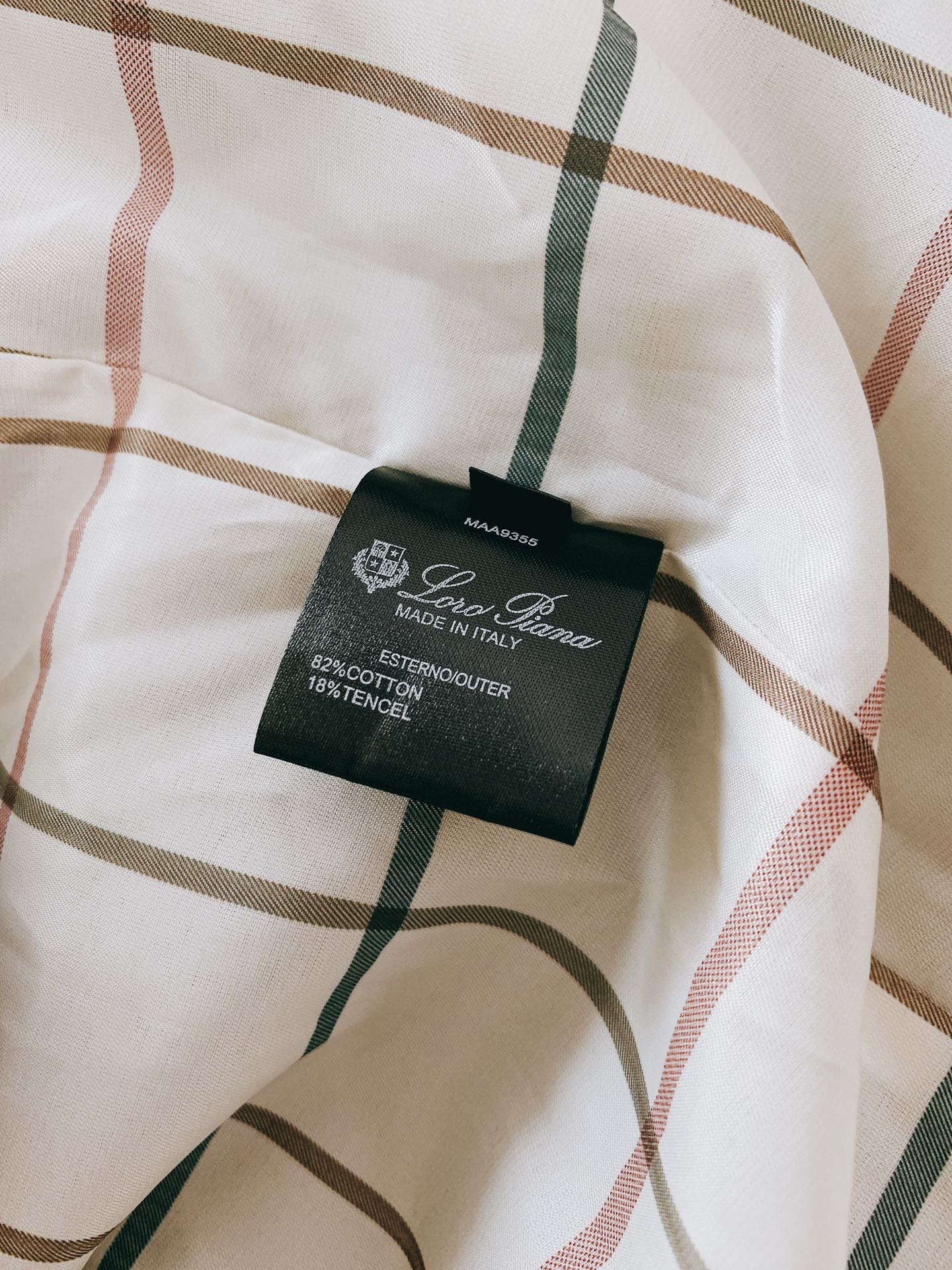 
LoroPiana L.P FW早秋新品
休闲连帽夹克外套，细节里的高阶质感
精选 82% 棉 + 1