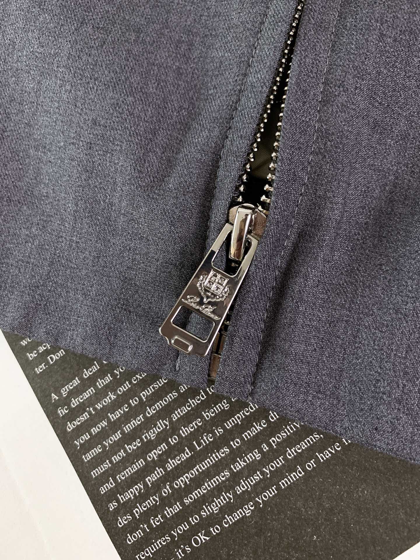 
LoroPiana L.P FW早秋新品
休闲连帽夹克外套，细节里的高阶质感
精选 82% 棉 + 1