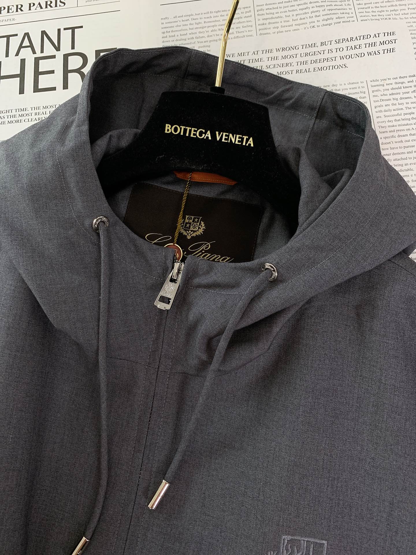 
LoroPiana L.P FW早秋新品
休闲连帽夹克外套，细节里的高阶质感
精选 82% 棉 + 1