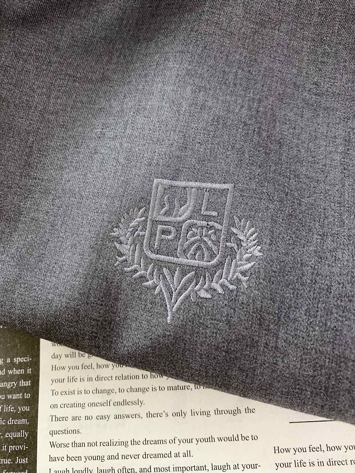 
LoroPiana L.P FW早秋新品
休闲连帽夹克外套，细节里的高阶质感
精选 82% 棉 + 1