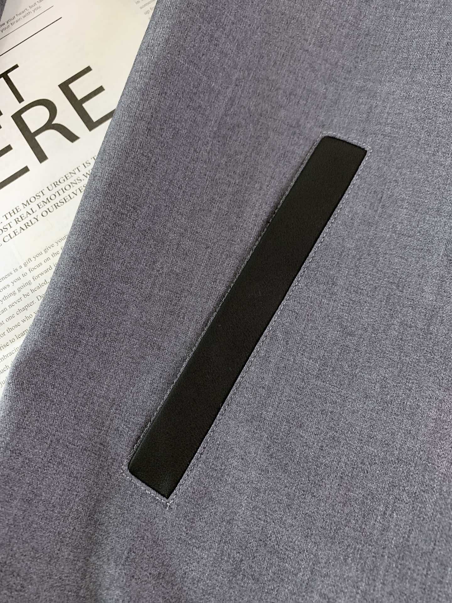 
LoroPiana L.P FW早秋新品
休闲连帽夹克外套，细节里的高阶质感
精选 82% 棉 + 1