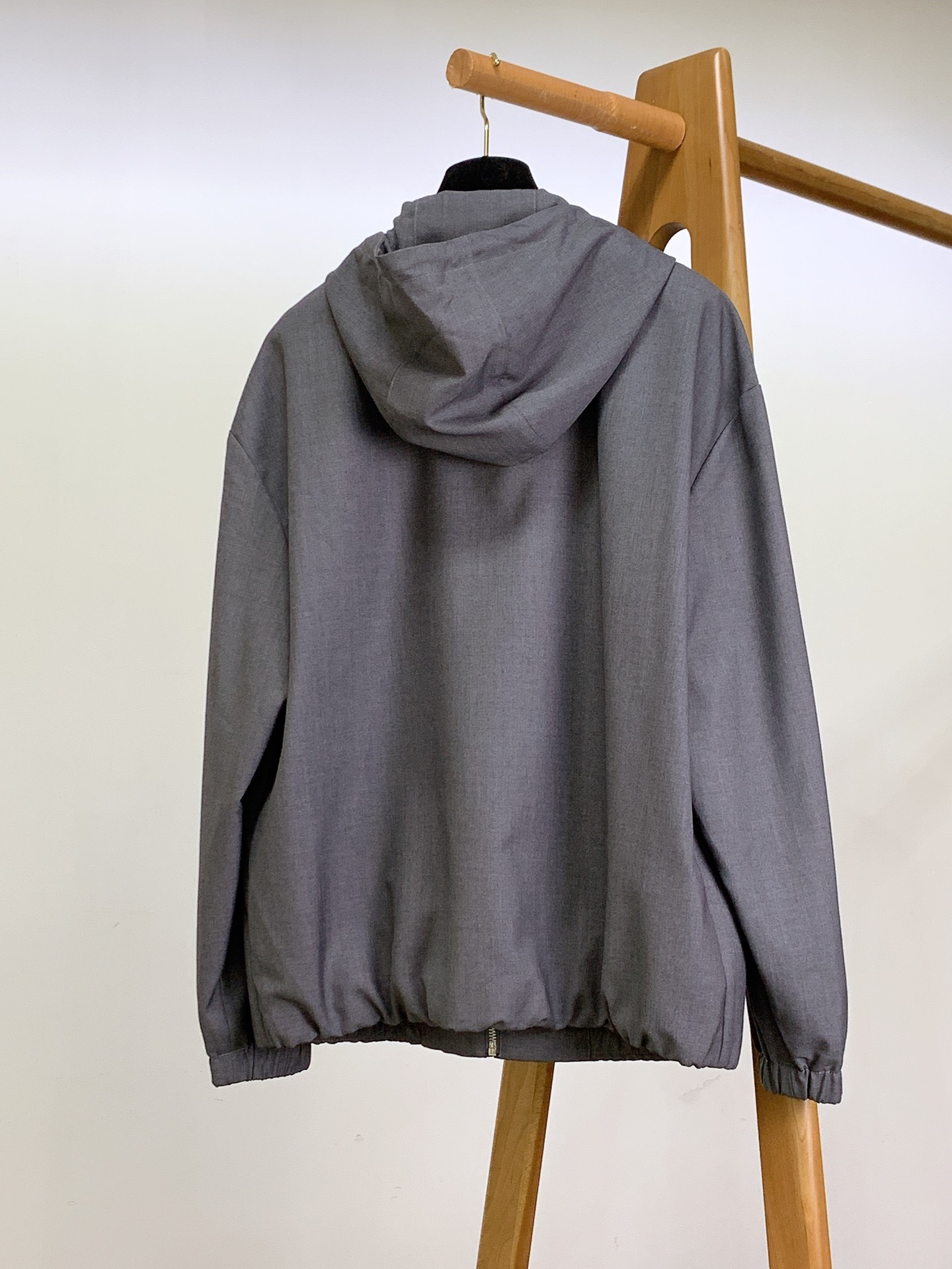 
LoroPiana L.P FW早秋新品
休闲连帽夹克外套，细节里的高阶质感
精选 82% 棉 + 1