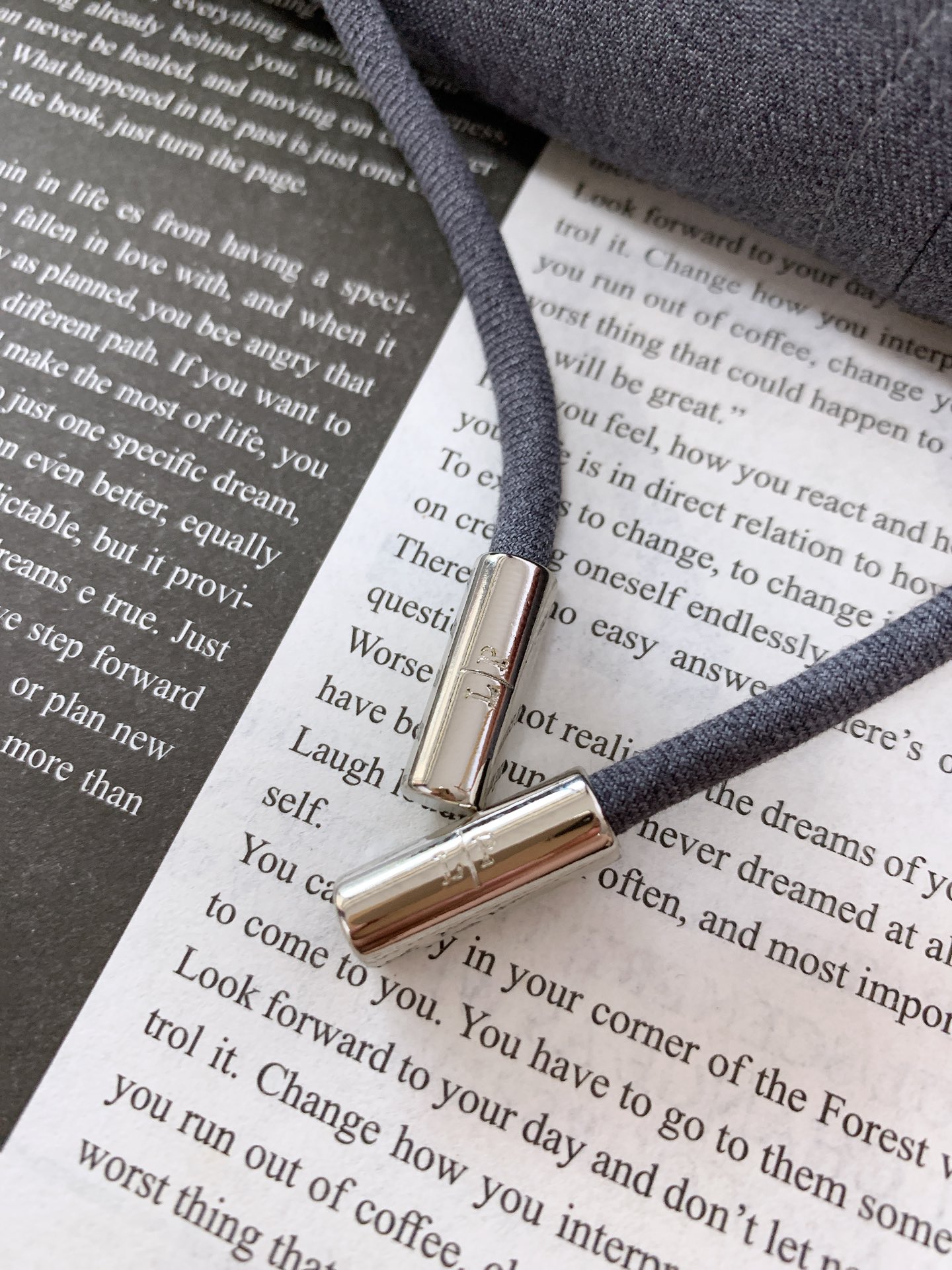 
LoroPiana L.P FW早秋新品
休闲连帽夹克外套，细节里的高阶质感
精选 82% 棉 + 1