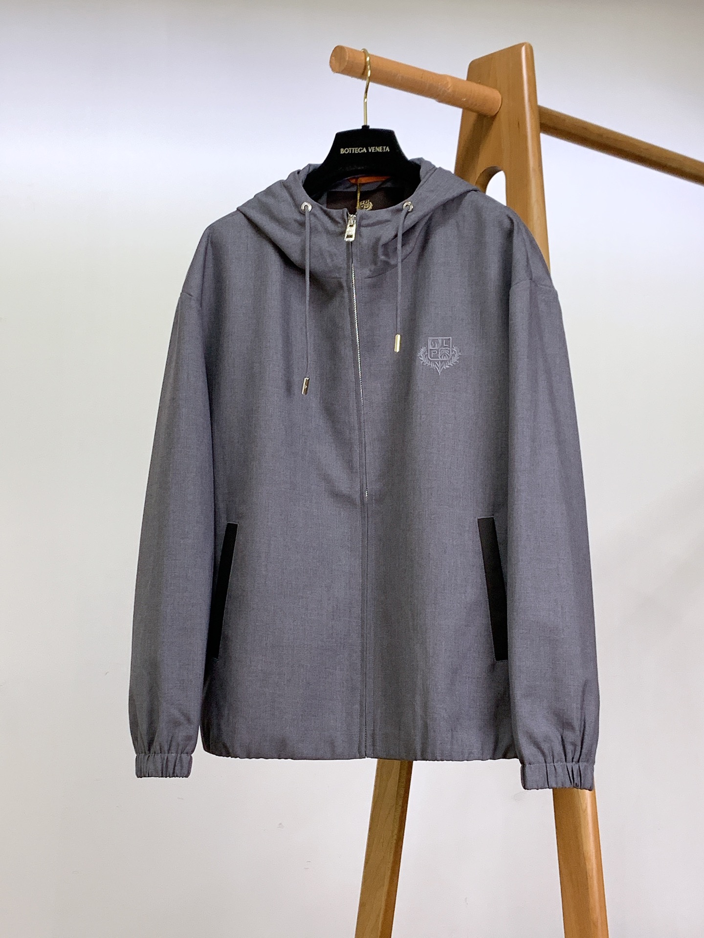 
LoroPiana L.P FW早秋新品
休闲连帽夹克外套，细节里的高阶质感
精选 82% 棉 + 1