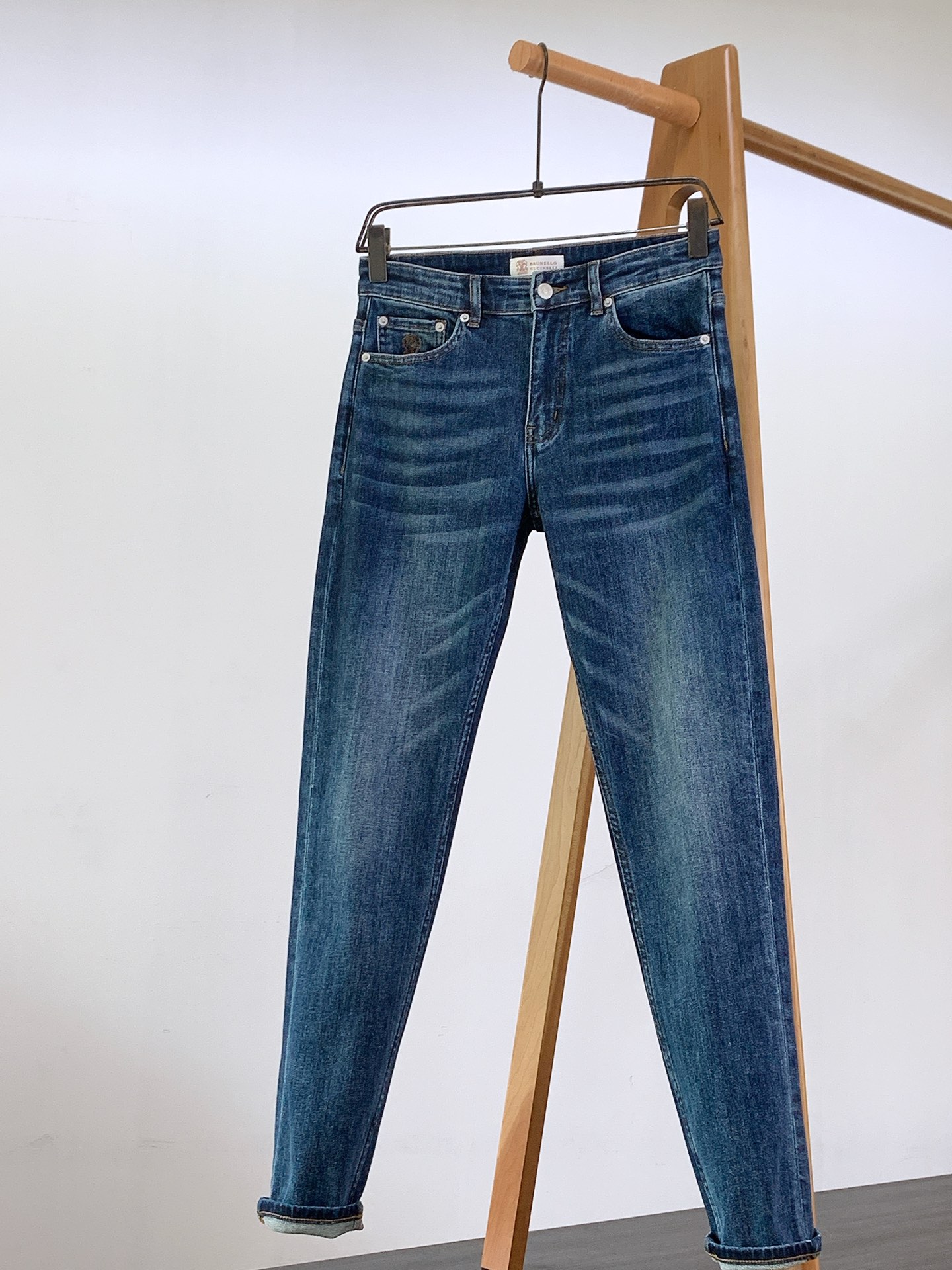 NO:525425,Brunello Cucinelli 2025FW early autumn new product, high fashion sense, casual washing jeans. The fabric is very special, ultra-fine and fine imitation cotton yarn blend, super soft and comfortable. It has a casual, casual feeling, and also a relaxed and fashionable feeling. The cloth is refreshing, slightly stretchy, super soft and long wearing time, the whole pants are all traditional hand-wiping technology, natural stone grinding and light fermentation. The style belongs to the combination of small straight feet, and the details are exquisite. ……………………………………………………………………………………………………………………………………………………………………………………………………………………………………………………………………………………………………………………………………………………………………………………………………………………………………………………………………………………………………………………………………………………………………………………………………………………………………………………………………………………………………………………………………………………………………………………………………………………………………………………………………………………………………………………………………………………………………………………………………………………………………………19860909Brunello Cucinelli 布鲁奈罗.库奇内利 2025FW早秋新品 高级时装感,休闲洗水牛仔裤. 面料很特殊,超细精仿棉纱混纺,超柔舒适感. 具备牛仔随性感 ,休闲感 , 亦有轻松感 ,时尚感. 布面清爽,微弹力,超柔穿着时间长, 整条裤子全传统手擦工艺,自然石磨轻酵洗水. 版型属于合体小直脚剪裁,细节精致感. …………………………………………………… Size29-38,,brunello cucinelli,jeans,alexander wang,Men's clothing