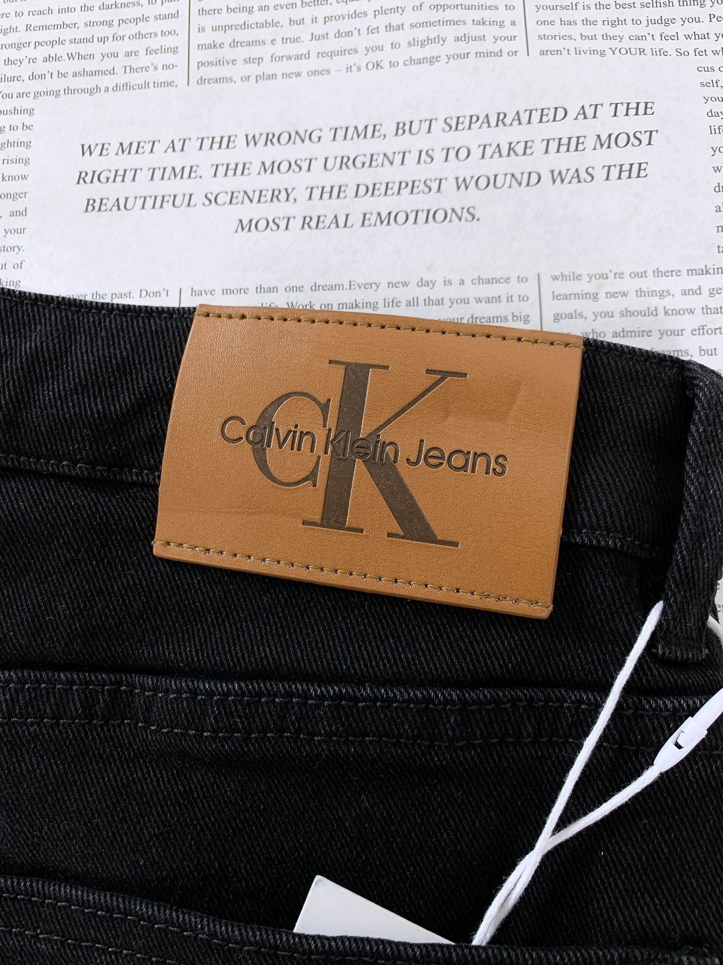 
Calvin Klein CK 2025FW早秋新品 
高级时装感，休闲洗水牛仔裤。
面料很特殊，超细