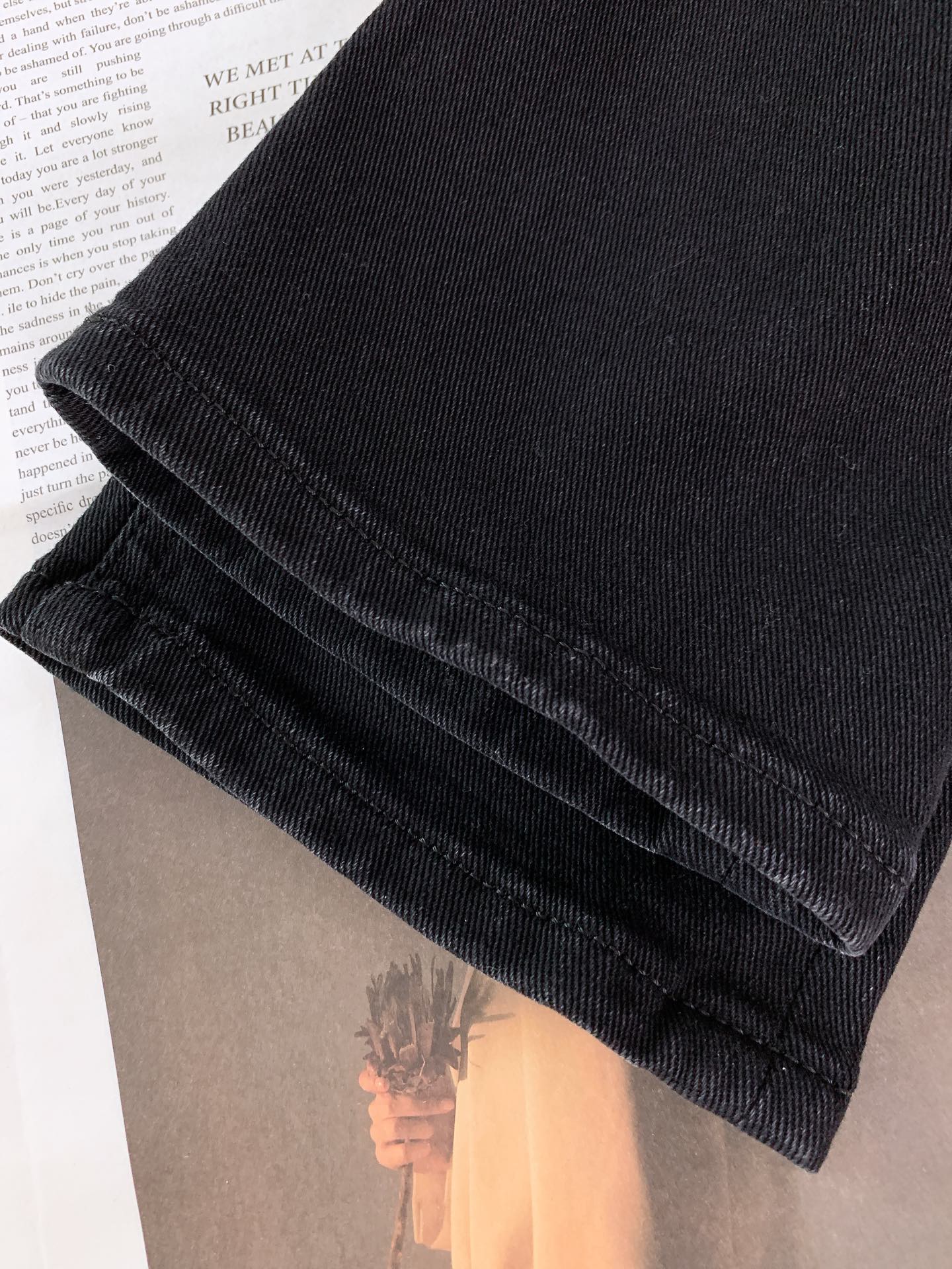 
Calvin Klein CK 2025FW早秋新品 
高级时装感，休闲洗水牛仔裤。
面料很特殊，超细