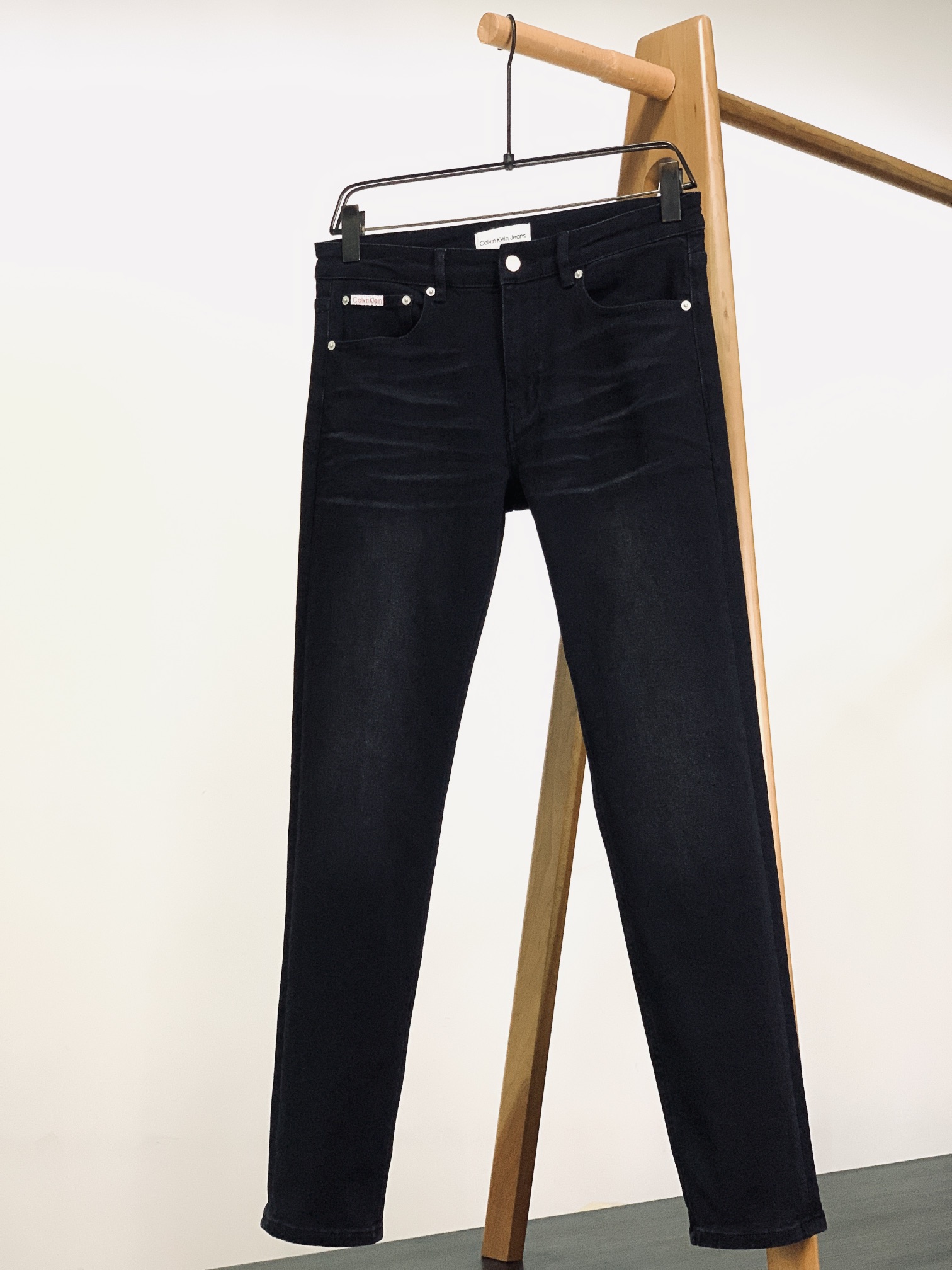 NO:525410,Calvin Klein CK 2025FW early autumn new product, high-end fashion sense, casual washing jeans. The fabric is very special, ultra-fine and fine imitation cotton yarn blend, super soft and comfortable. It has a casual, casual feeling, and also a relaxed and fashionable feeling. The fabric is refreshing, slightly stretchy, super soft and long-lasting, the whole pants are all traditional hand-wiping technology, natural stone grinding and light fermentation. The style belongs to the combination of small straight feet, and the details are exquisite. ………………………………………………………………………………………………………………………………………………………………………………………………………………………………………………………………………………………………………………………………………………………………………………………………………………………………………………………………………………………………………………………………………………………………………………………………………………………………………………………………………………………………………………………………………………………………………………………………………………………………………………………………………………………………………………………………………………………………………………………………………………………………………19860909Calvin Klein CK 2025FW早秋新品 高级时装感,休闲洗水牛仔裤. 面料很特殊,超细精仿棉纱混纺,超柔舒适感. 具备牛仔随性感 ,休闲感 , 亦有轻松感 ,时尚感. 布面清爽,微弹力,超柔穿着时间长, 整条裤子全传统手擦工艺,自然石磨轻酵洗水. 版型属于合体小直脚剪裁,细节精致感. …………………………………………………… Size29-38,,louis vuitton,jeans,alexander wang,Men's clothing