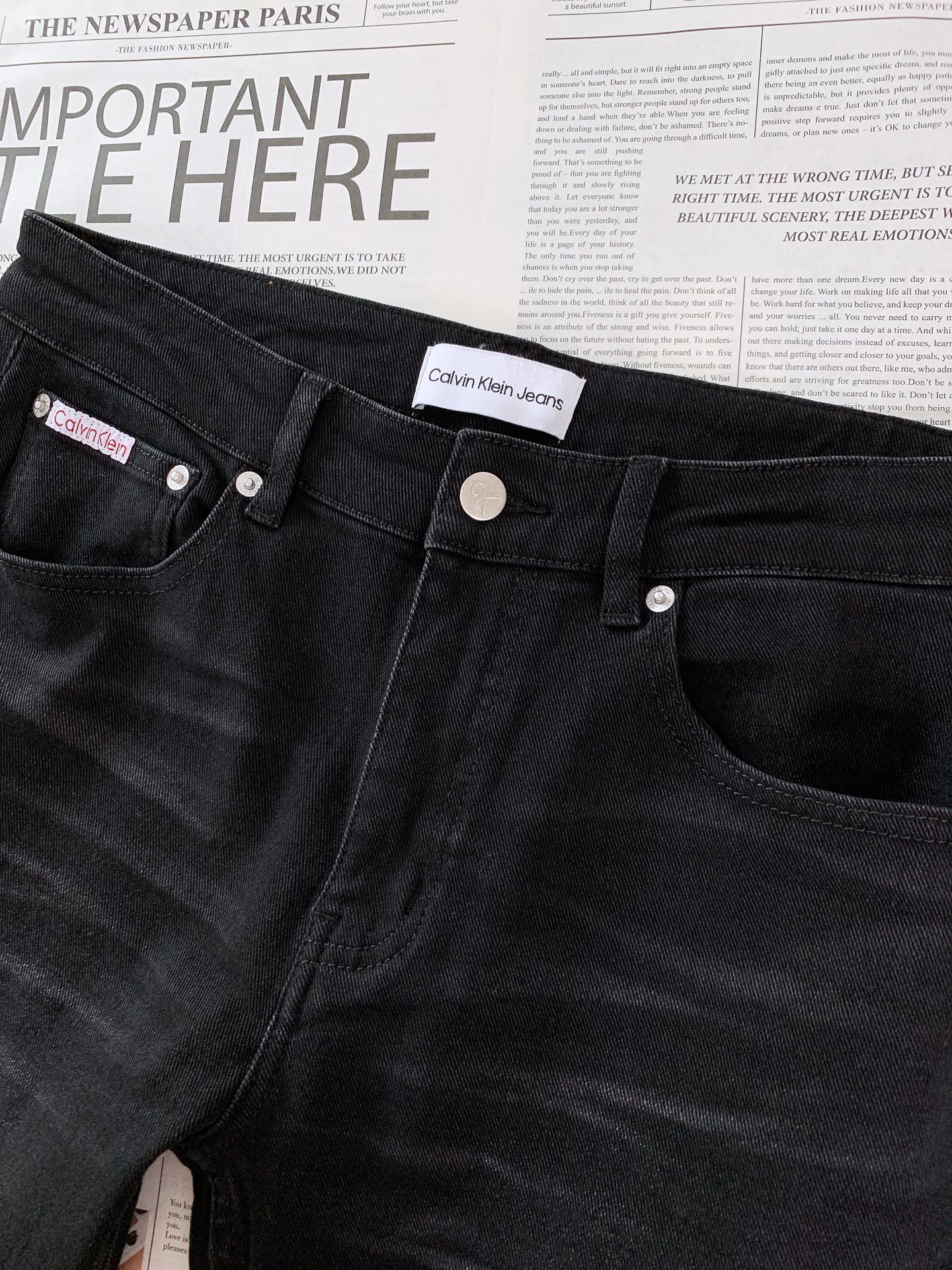 
Calvin Klein CK 2025FW早秋新品 
高级时装感，休闲洗水牛仔裤。
面料很特殊，超细