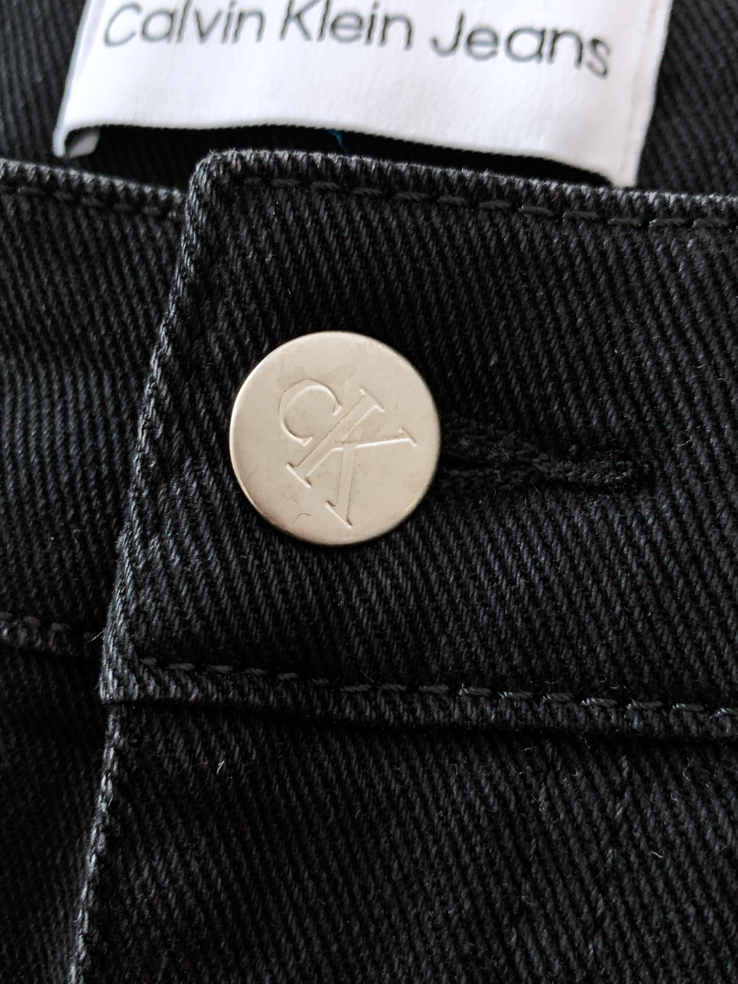 
Calvin Klein CK 2025FW早秋新品 
高级时装感，休闲洗水牛仔裤。
面料很特殊，超细