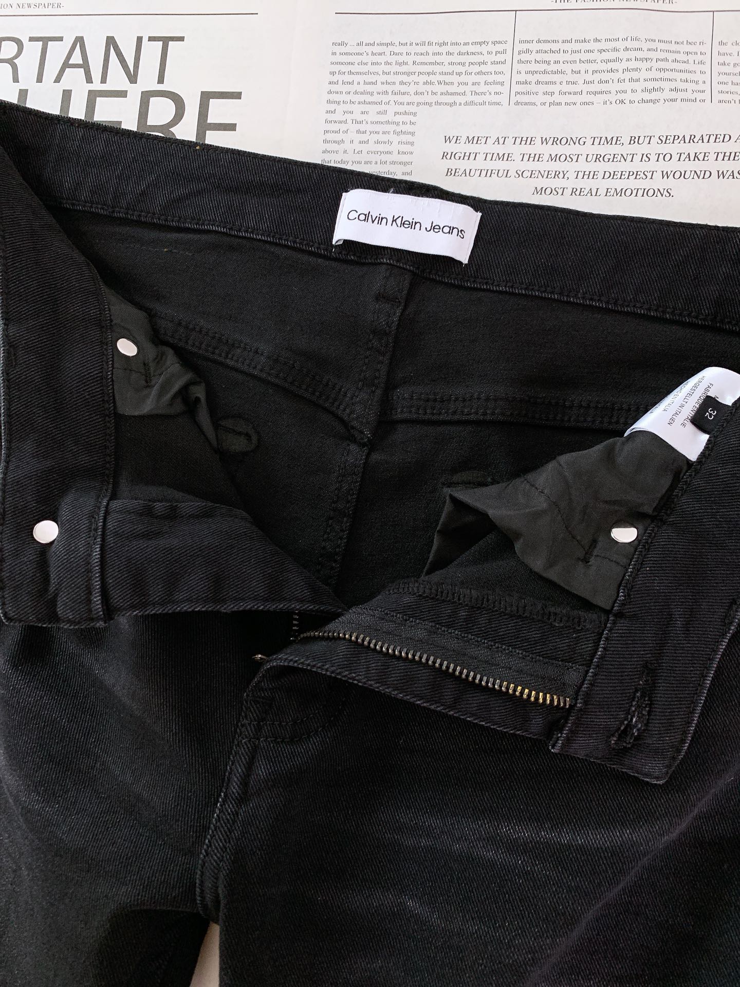 
Calvin Klein CK 2025FW早秋新品 
高级时装感，休闲洗水牛仔裤。
面料很特殊，超细