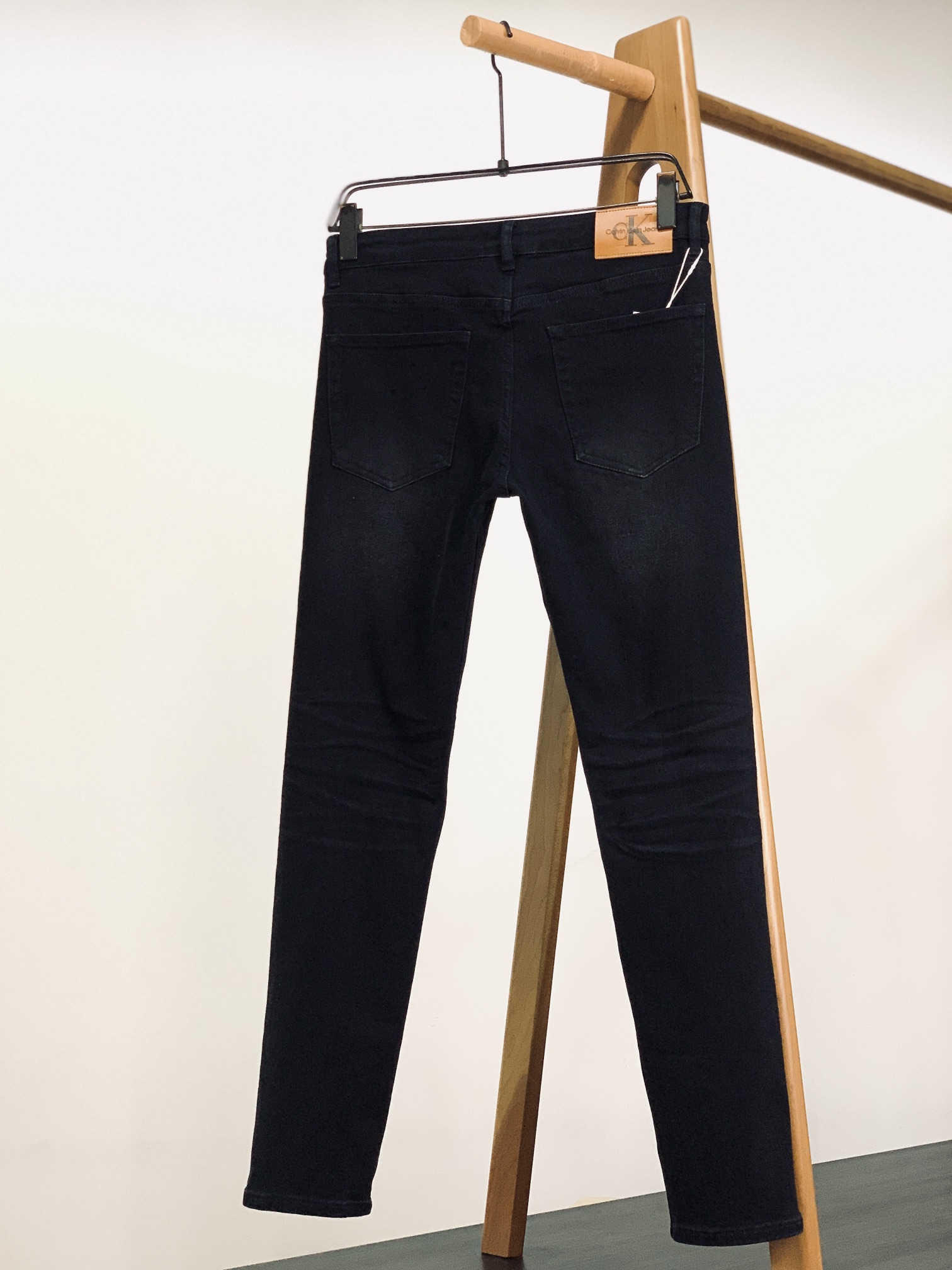 
Calvin Klein CK 2025FW早秋新品 
高级时装感，休闲洗水牛仔裤。
面料很特殊，超细