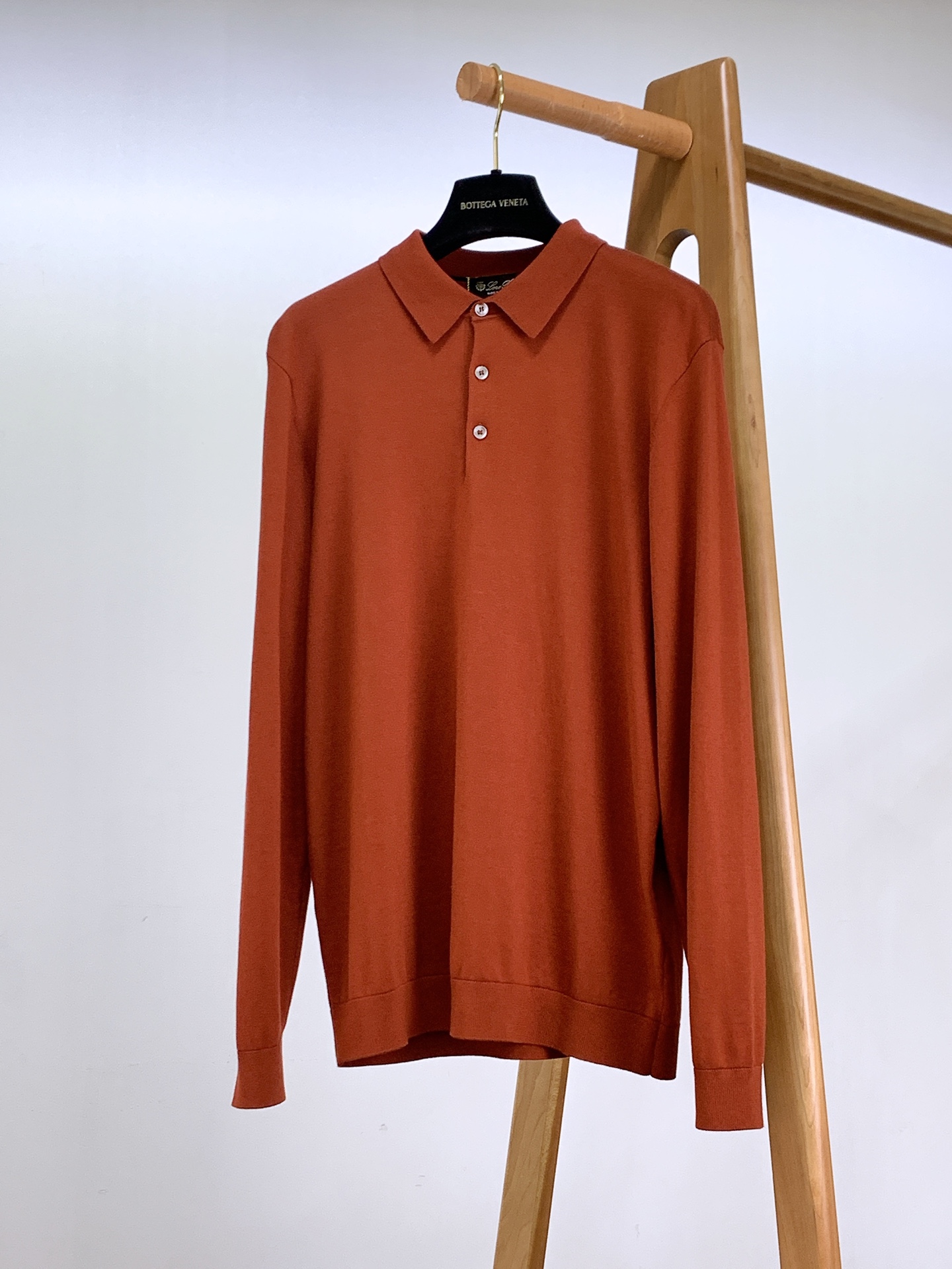 
LoroPiana L.P FW早秋新品
薄款翻领针织打底衫，这款针织打底衫采用50%羊毛，50%天丝