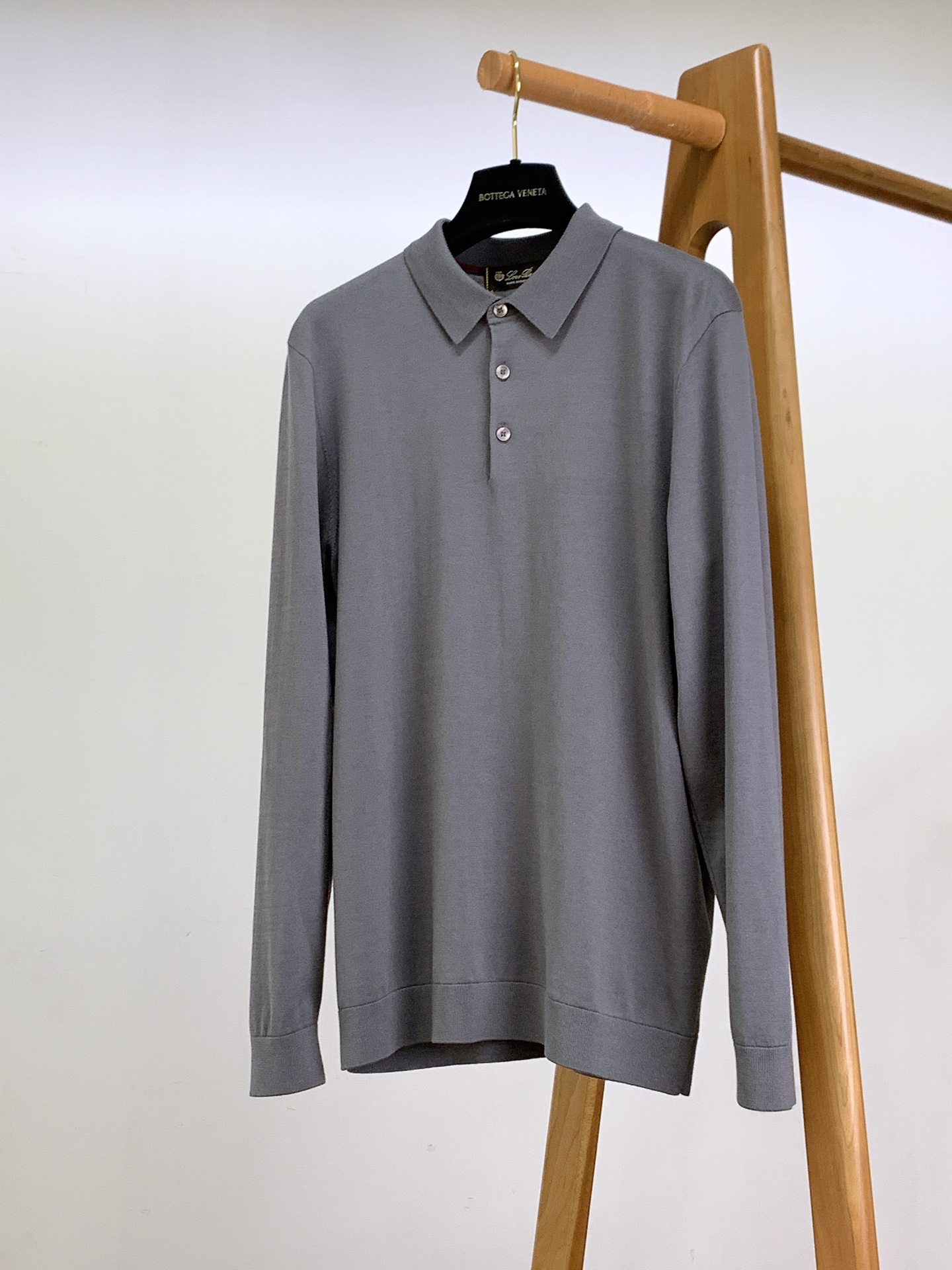 
LoroPiana L.P FW早秋新品
薄款翻领针织打底衫，这款针织打底衫采用50%羊毛，50%天丝