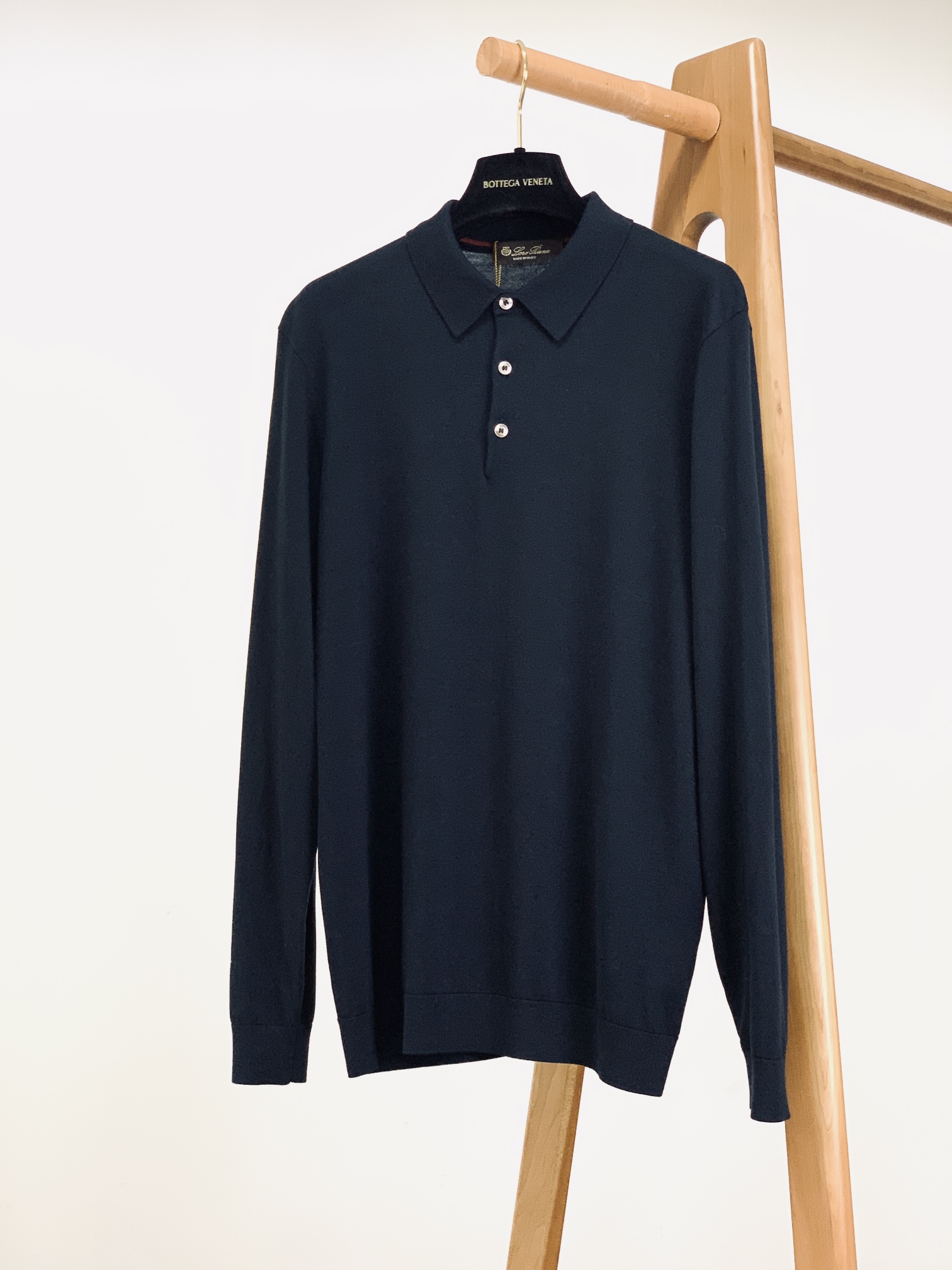 
LoroPiana L.P FW早秋新品
薄款翻领针织打底衫，这款针织打底衫采用50%羊毛，50%天丝