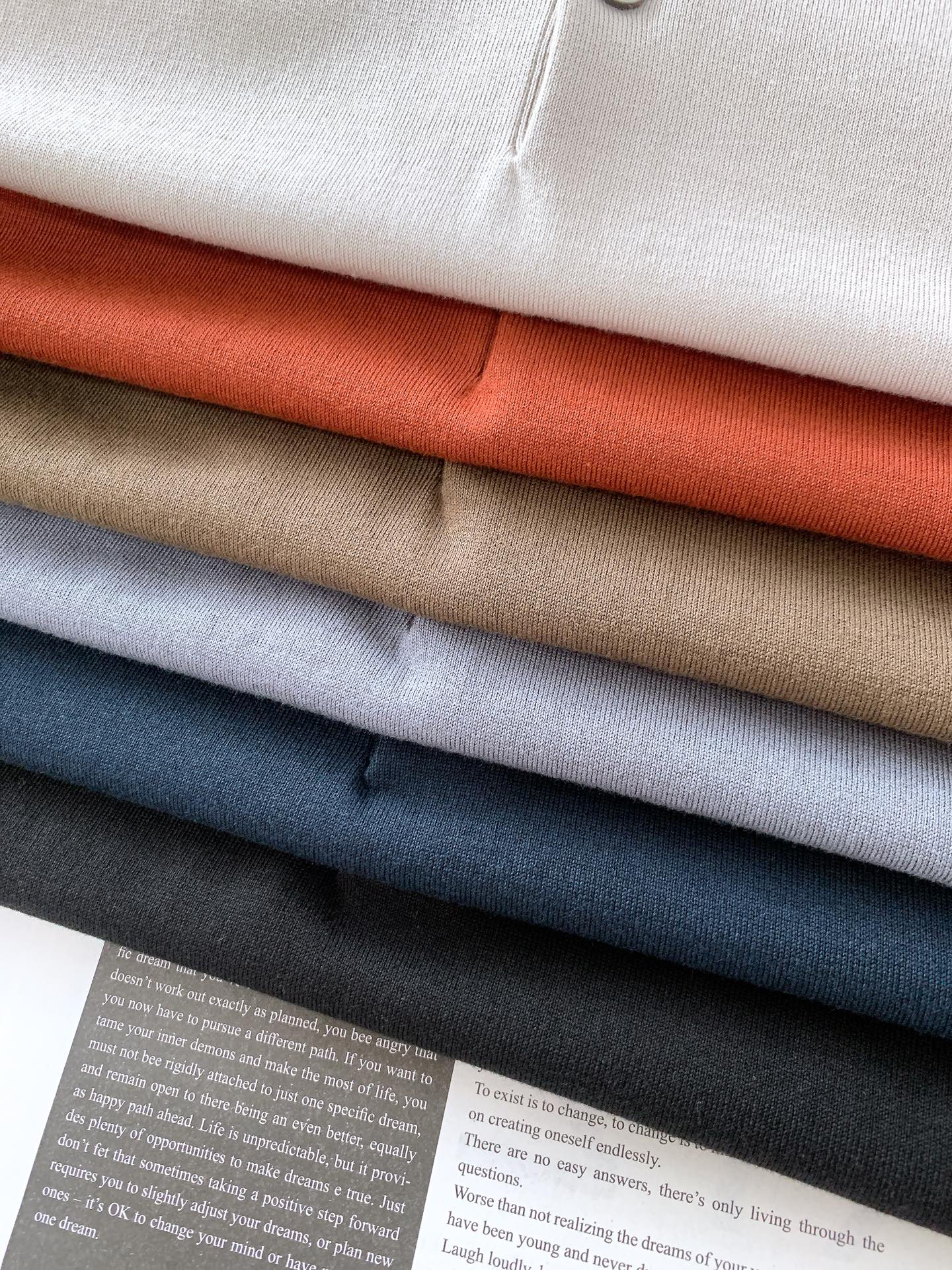 
LoroPiana L.P FW早秋新品
薄款翻领针织打底衫，这款针织打底衫采用50%羊毛，50%天丝