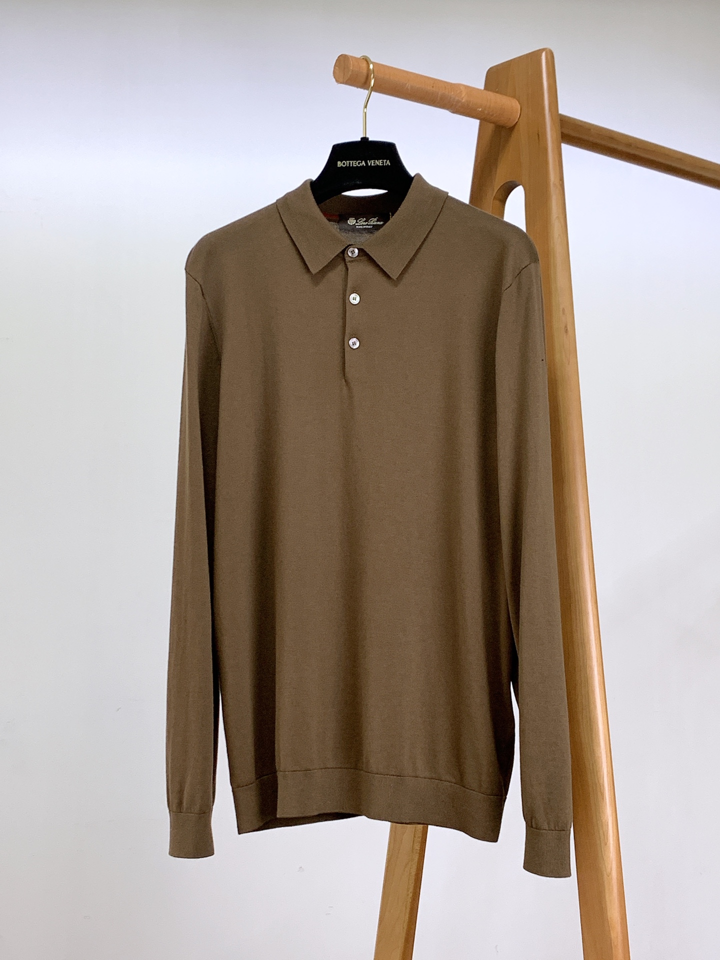 
LoroPiana L.P FW早秋新品
薄款翻领针织打底衫，这款针织打底衫采用50%羊毛，50%天丝