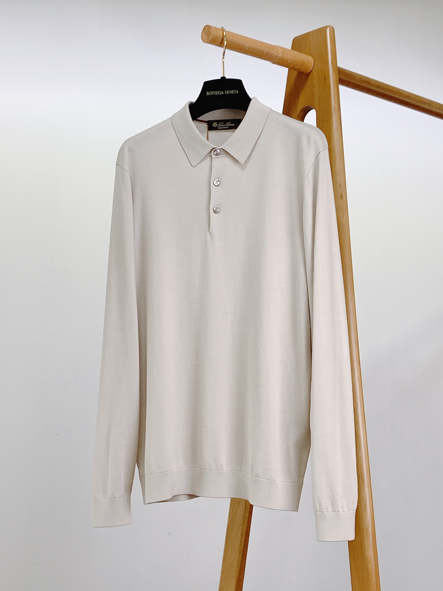 
LoroPiana L.P FW早秋新品
薄款翻领针织打底衫，这款针织打底衫采用50%羊毛，50%天丝