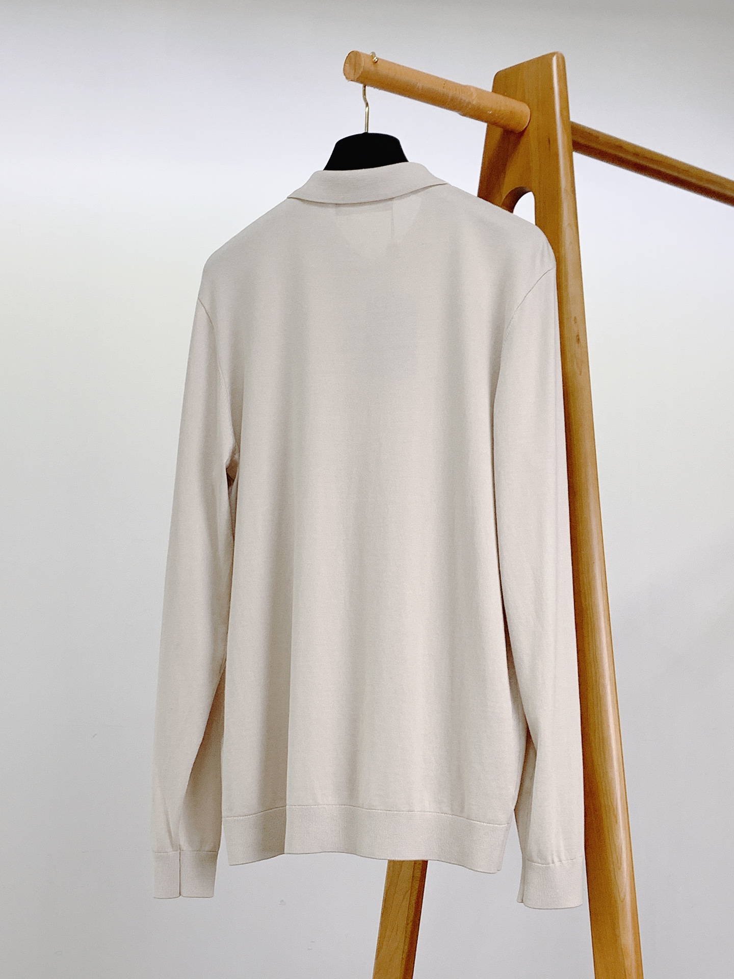 
LoroPiana L.P FW早秋新品
薄款翻领针织打底衫，这款针织打底衫采用50%羊毛，50%天丝