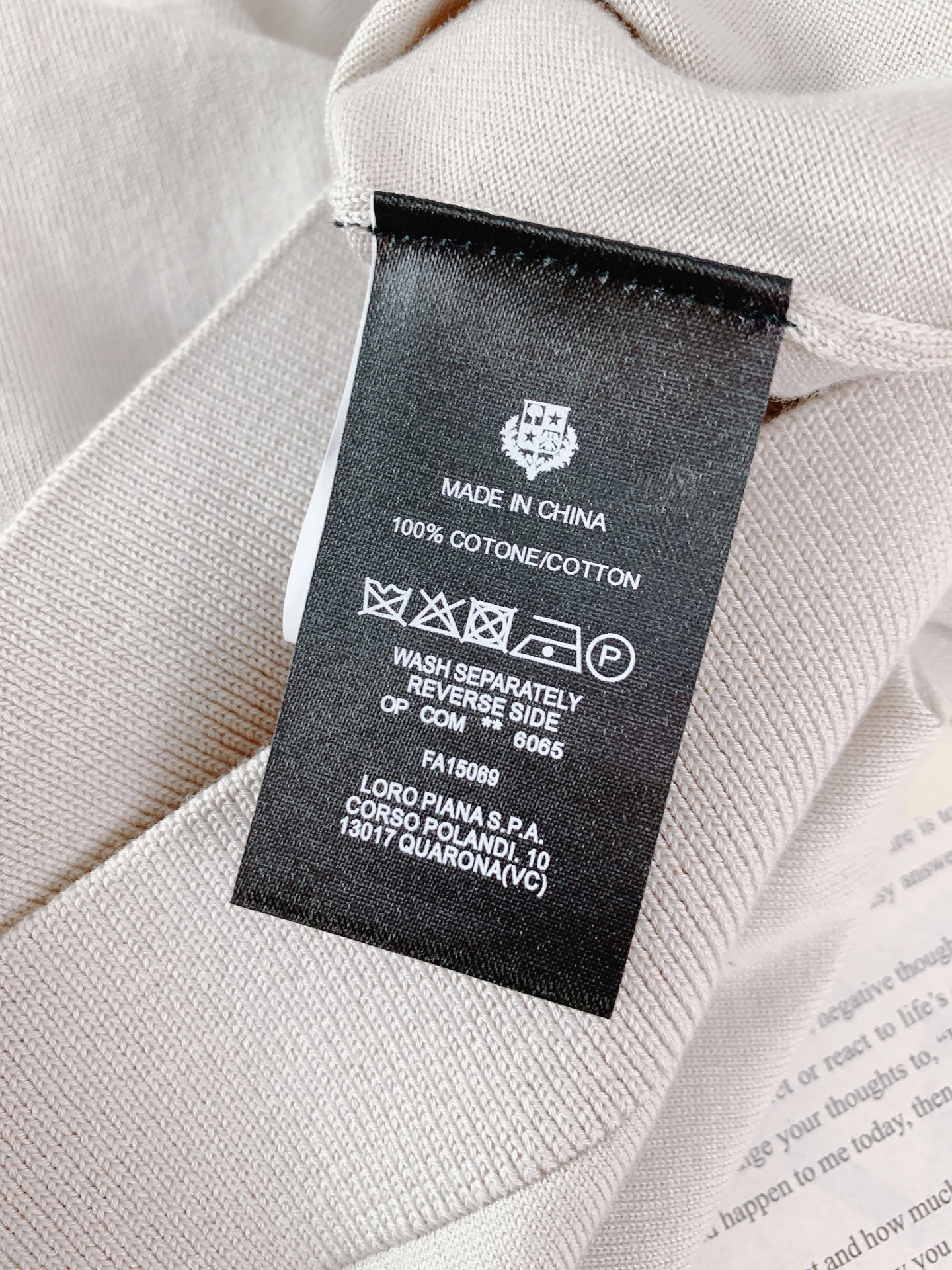 
LoroPiana L.P FW早秋新品
薄款翻领针织打底衫，这款针织打底衫采用50%羊毛，50%天丝