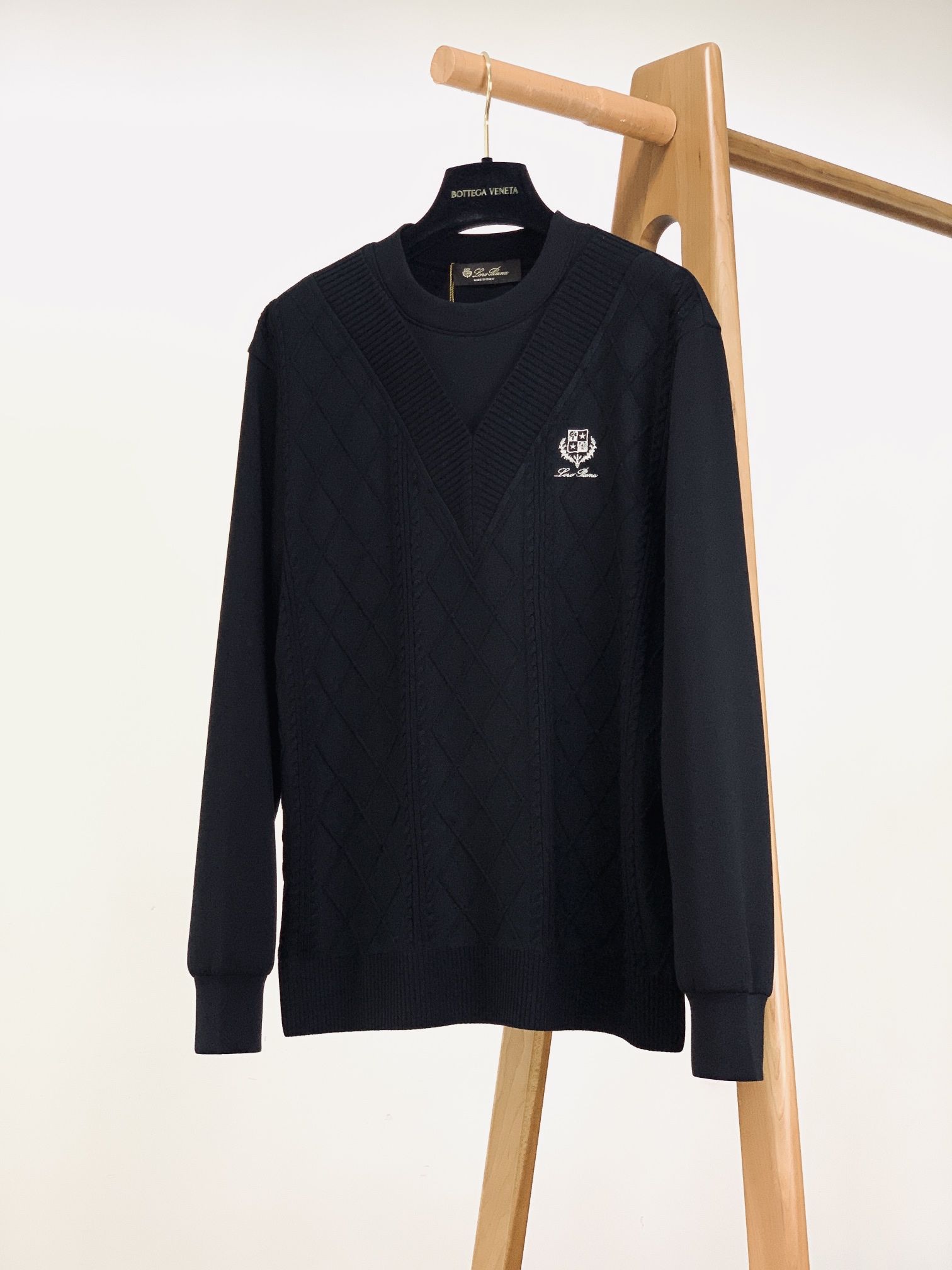 
LoroPiana L.P FW早秋新品
假两件休闲套头卫衣
菱格绞花拼接设计，复古与精致并存
V 型