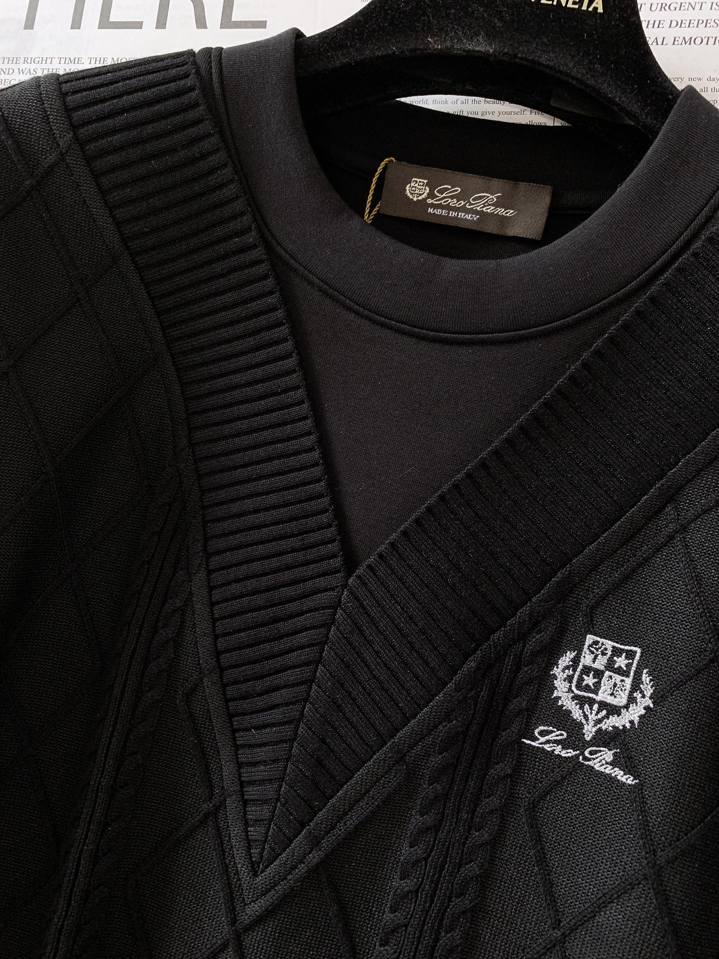 
LoroPiana L.P FW早秋新品
假两件休闲套头卫衣
菱格绞花拼接设计，复古与精致并存
V 型