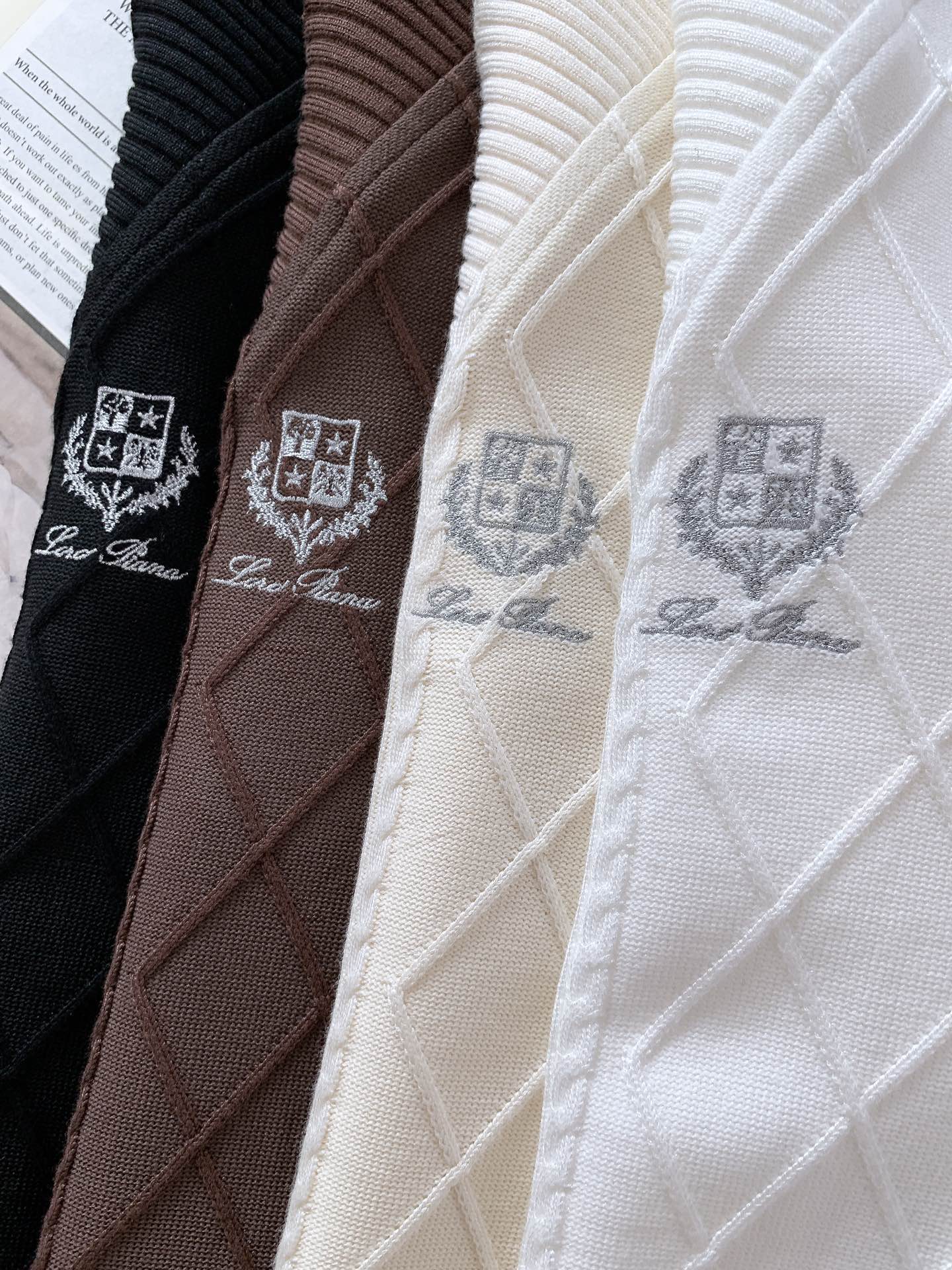 
LoroPiana L.P FW早秋新品
假两件休闲套头卫衣
菱格绞花拼接设计，复古与精致并存
V 型