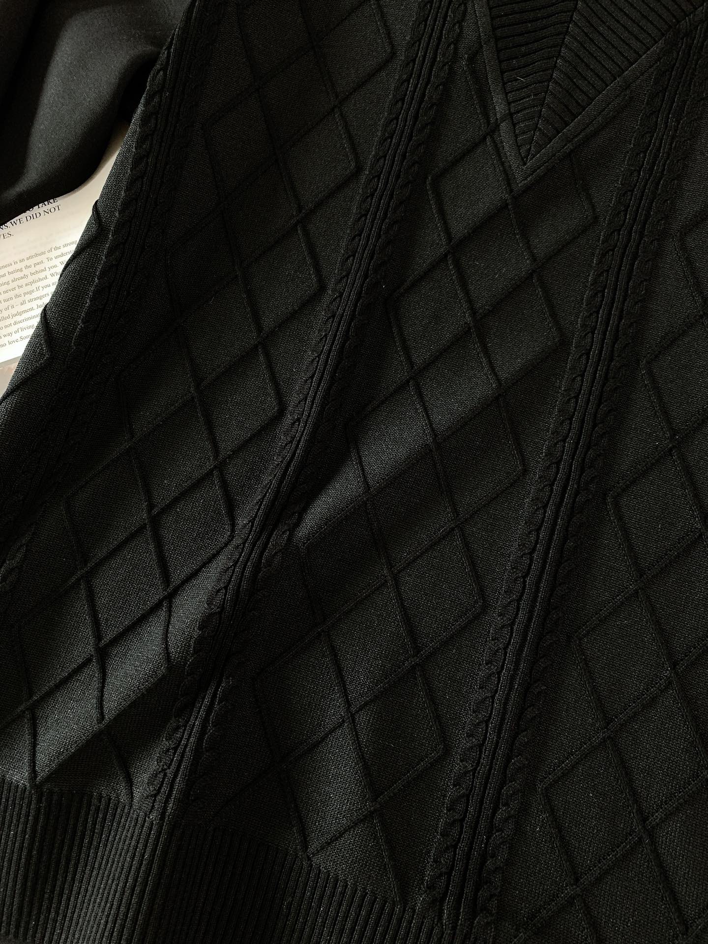 
LoroPiana L.P FW早秋新品
假两件休闲套头卫衣
菱格绞花拼接设计，复古与精致并存
V 型