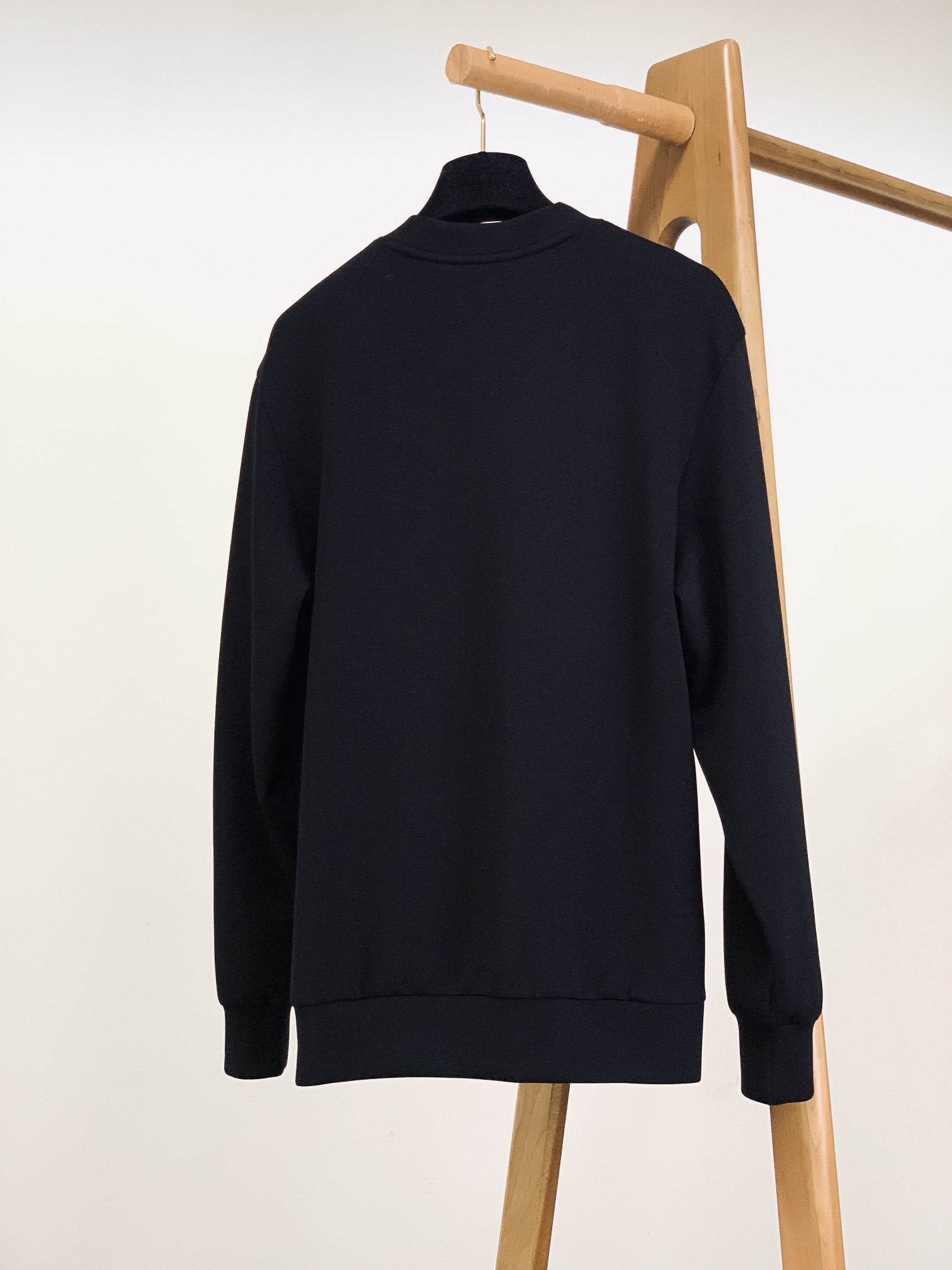 
LoroPiana L.P FW早秋新品
假两件休闲套头卫衣
菱格绞花拼接设计，复古与精致并存
V 型