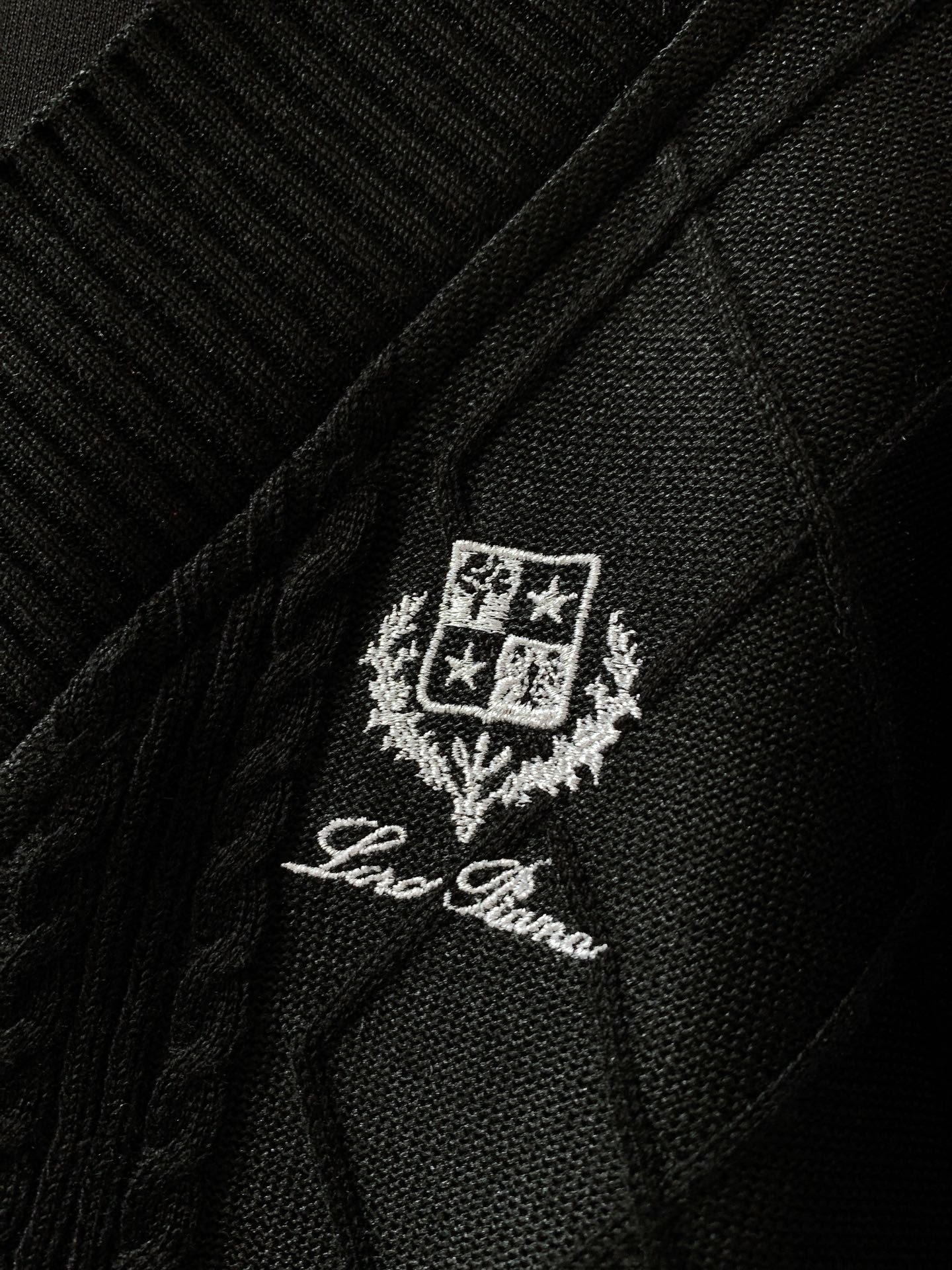 
LoroPiana L.P FW早秋新品
假两件休闲套头卫衣
菱格绞花拼接设计，复古与精致并存
V 型