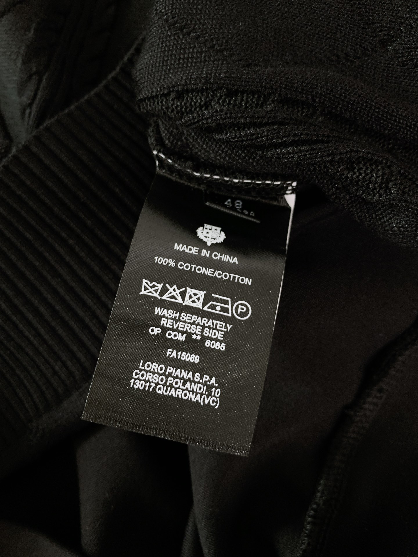 
LoroPiana L.P FW早秋新品
假两件休闲套头卫衣
菱格绞花拼接设计，复古与精致并存
V 型