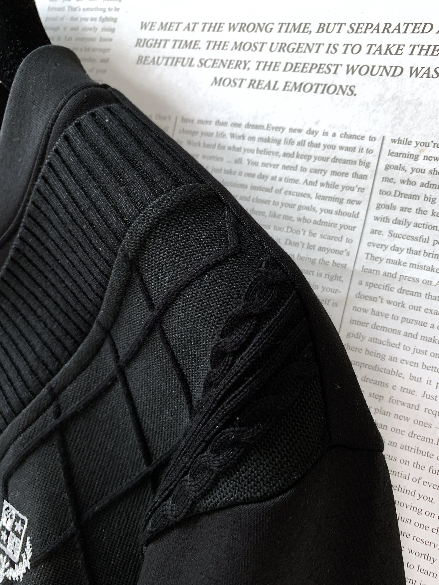 
LoroPiana L.P FW早秋新品
假两件休闲套头卫衣
菱格绞花拼接设计，复古与精致并存
V 型