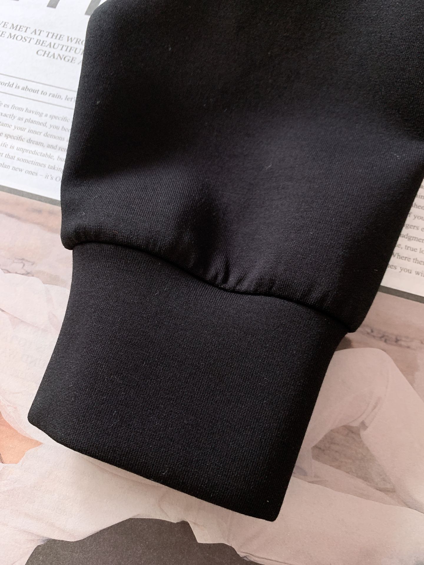 
LoroPiana L.P FW早秋新品
假两件休闲套头卫衣
菱格绞花拼接设计，复古与精致并存
V 型