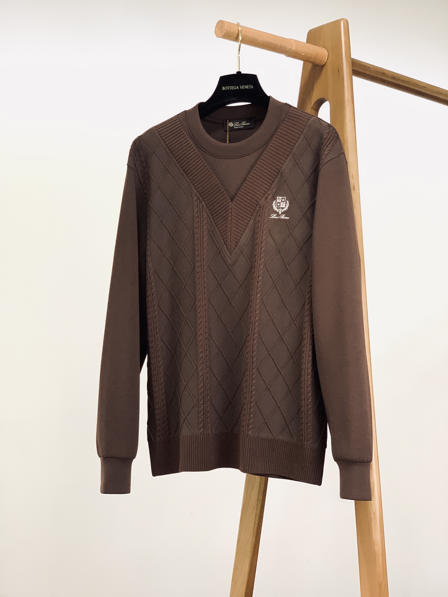 
LoroPiana L.P FW早秋新品
假两件休闲套头卫衣
菱格绞花拼接设计，复古与精致并存
V 型